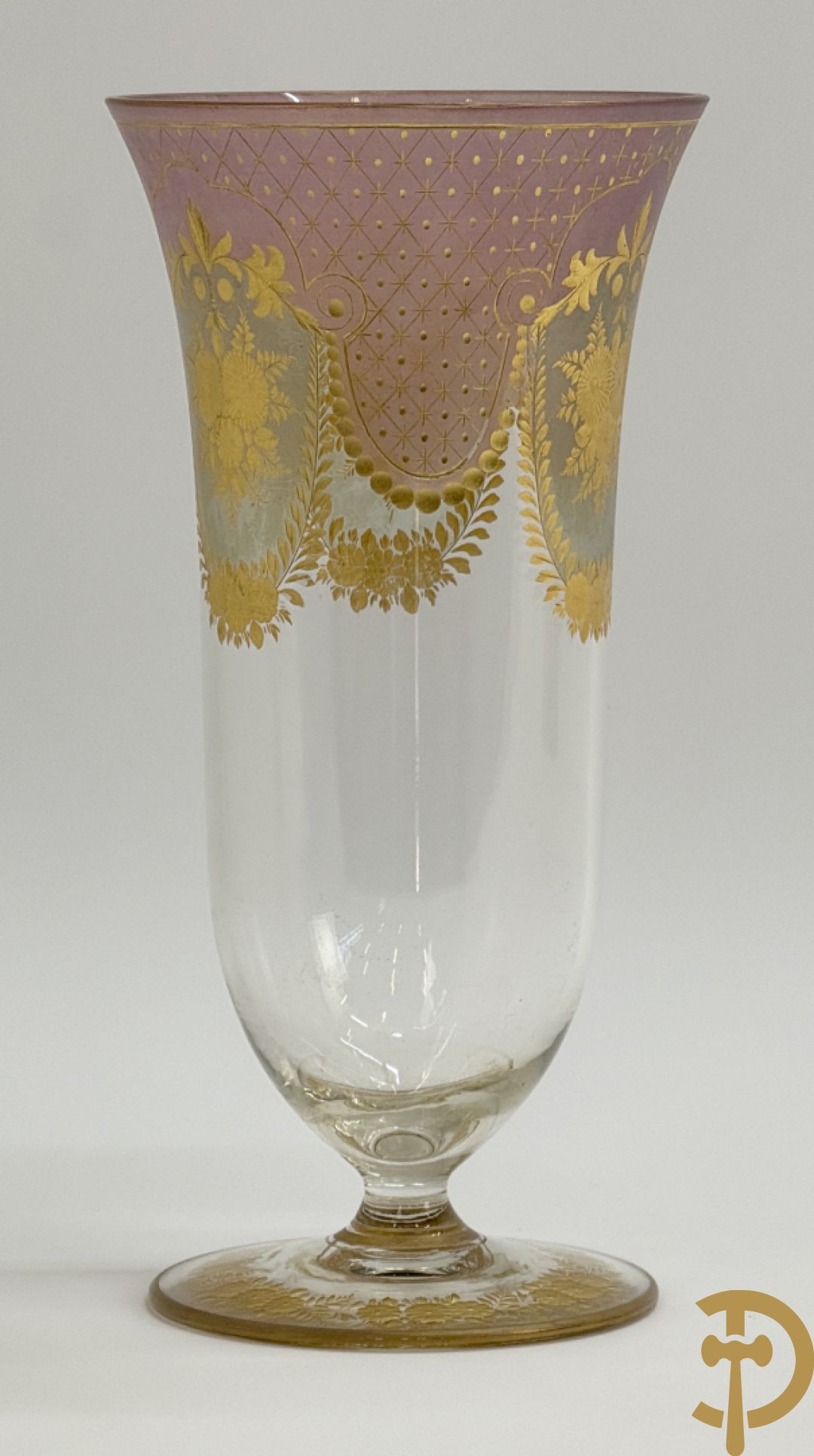 Kristallen vaas met geslepen bloemenmotieven gevuld met goud