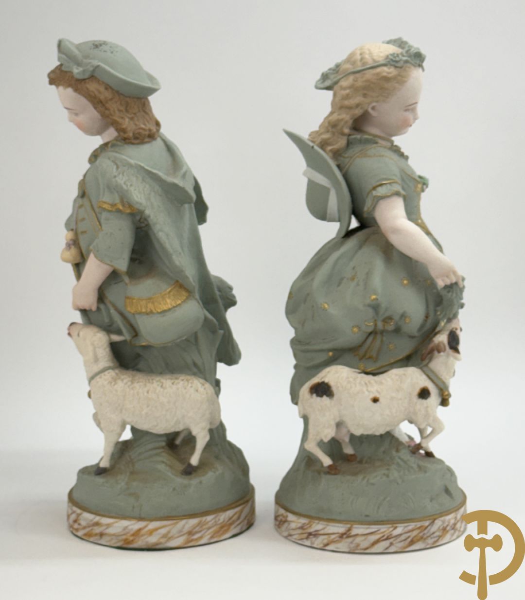 Paar grote Franse gekleurde biscuits van meisje en 
 jongen met schaap en geit