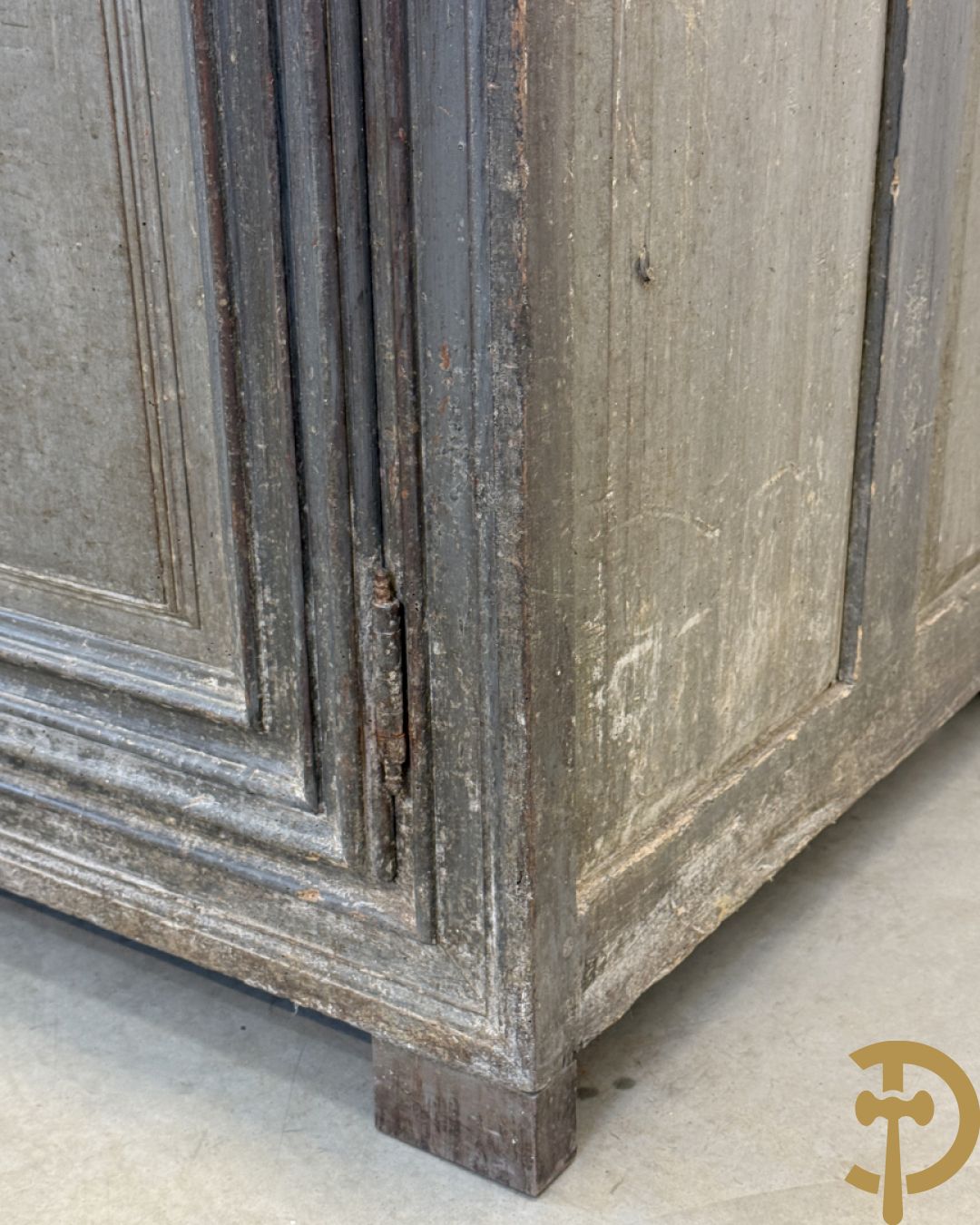 Gepatineerde tweedeursdresse met afgestoken panelen