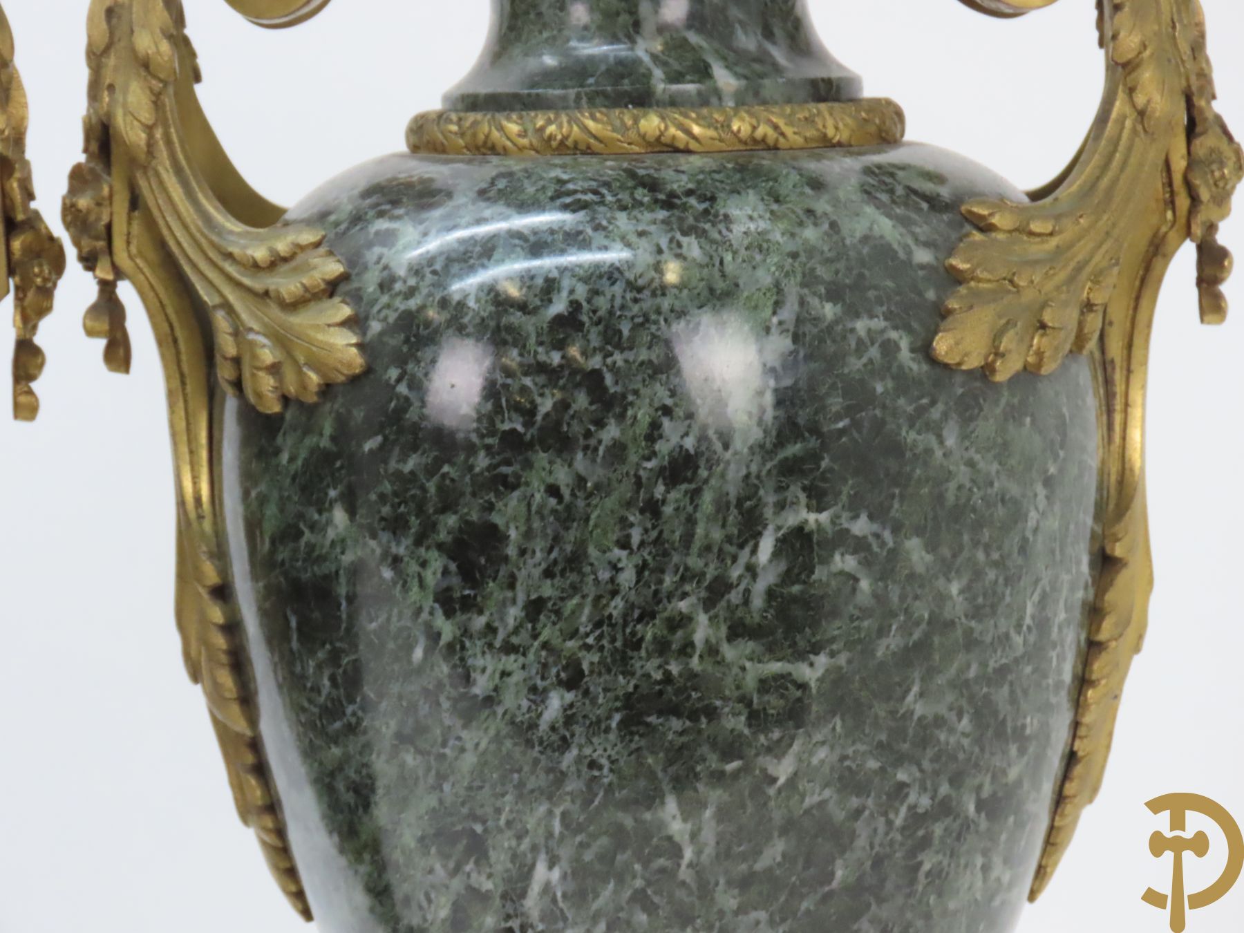 Paar marmeren cassolettes met los deksel, zijdelings bezet met accanthusranken en bloemen