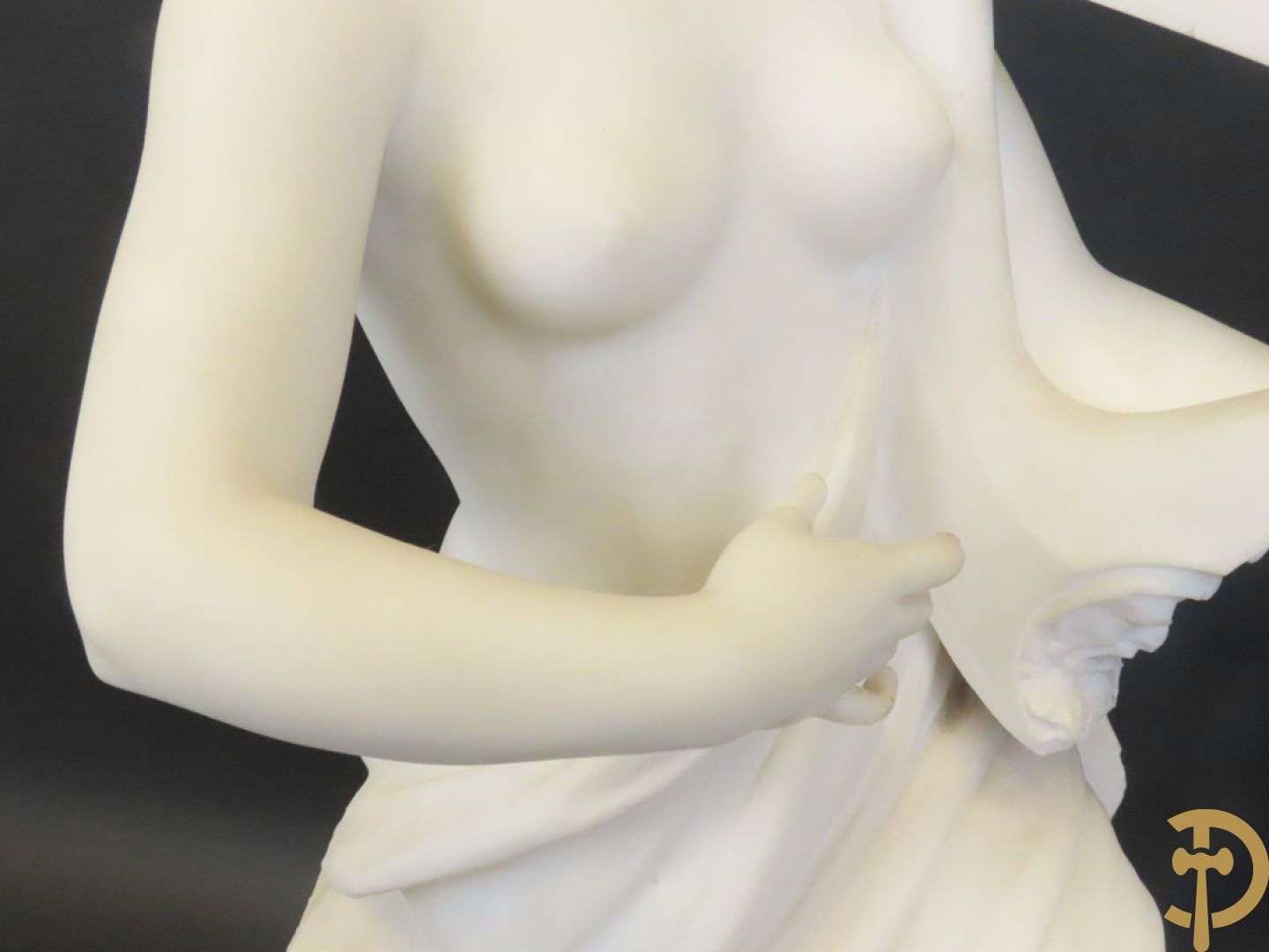 Prof. Fagioli Firenze getekend : Witte marmersculptuur van zittende dame met ontblote boezem met muziekinstrument