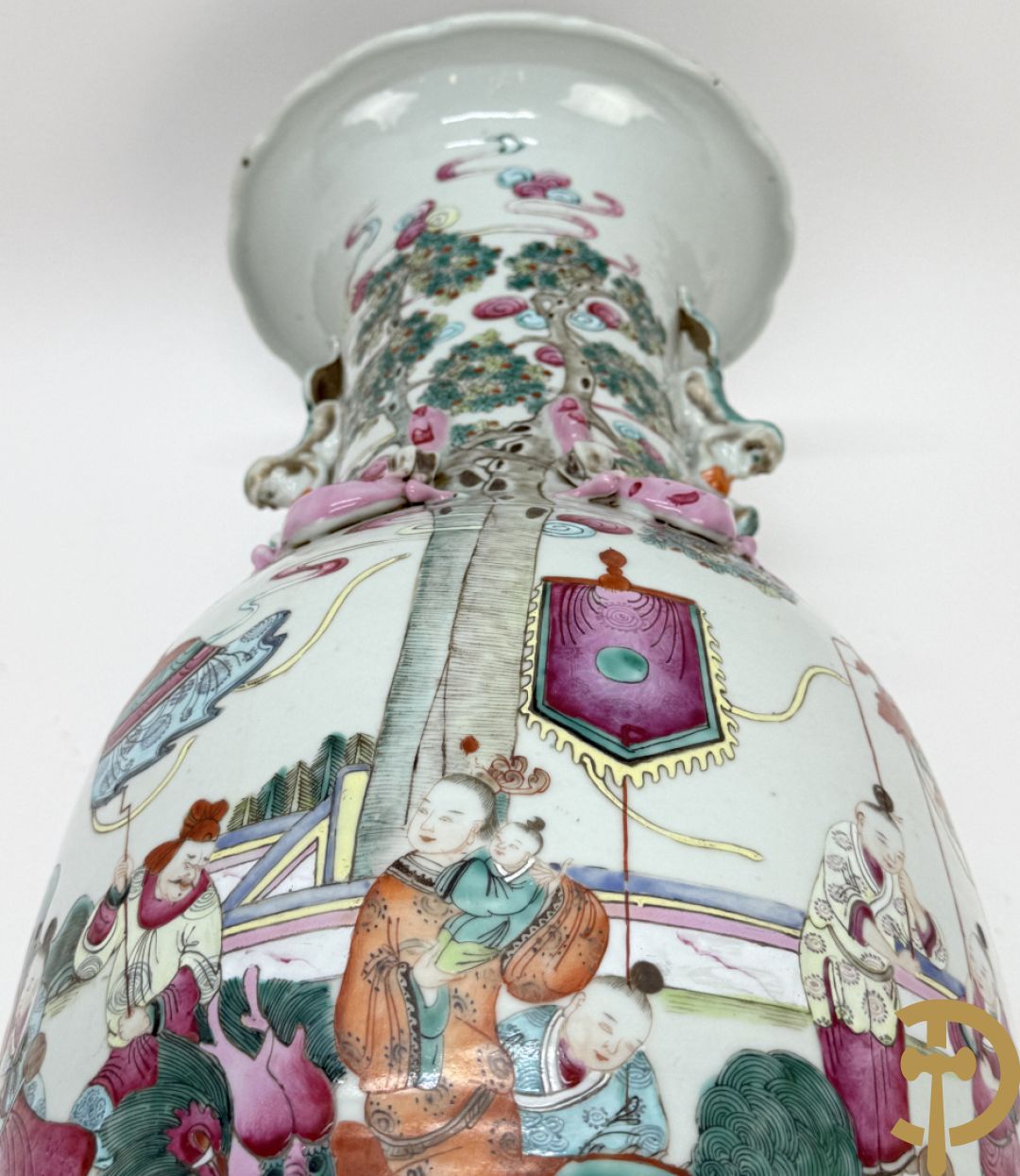 Chinese porseleinen vaas met dubbel decor van dieren, personages, dames en kinderen