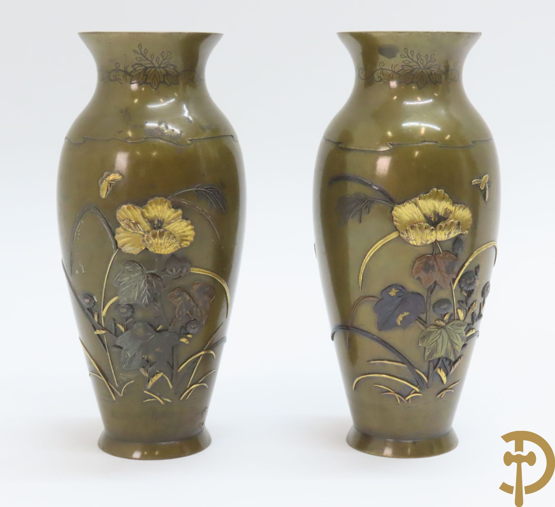 Twee paar bronzen Japanse vaasjes met bloemendecor + ander bronzen vaasje + bronzen schaaltje