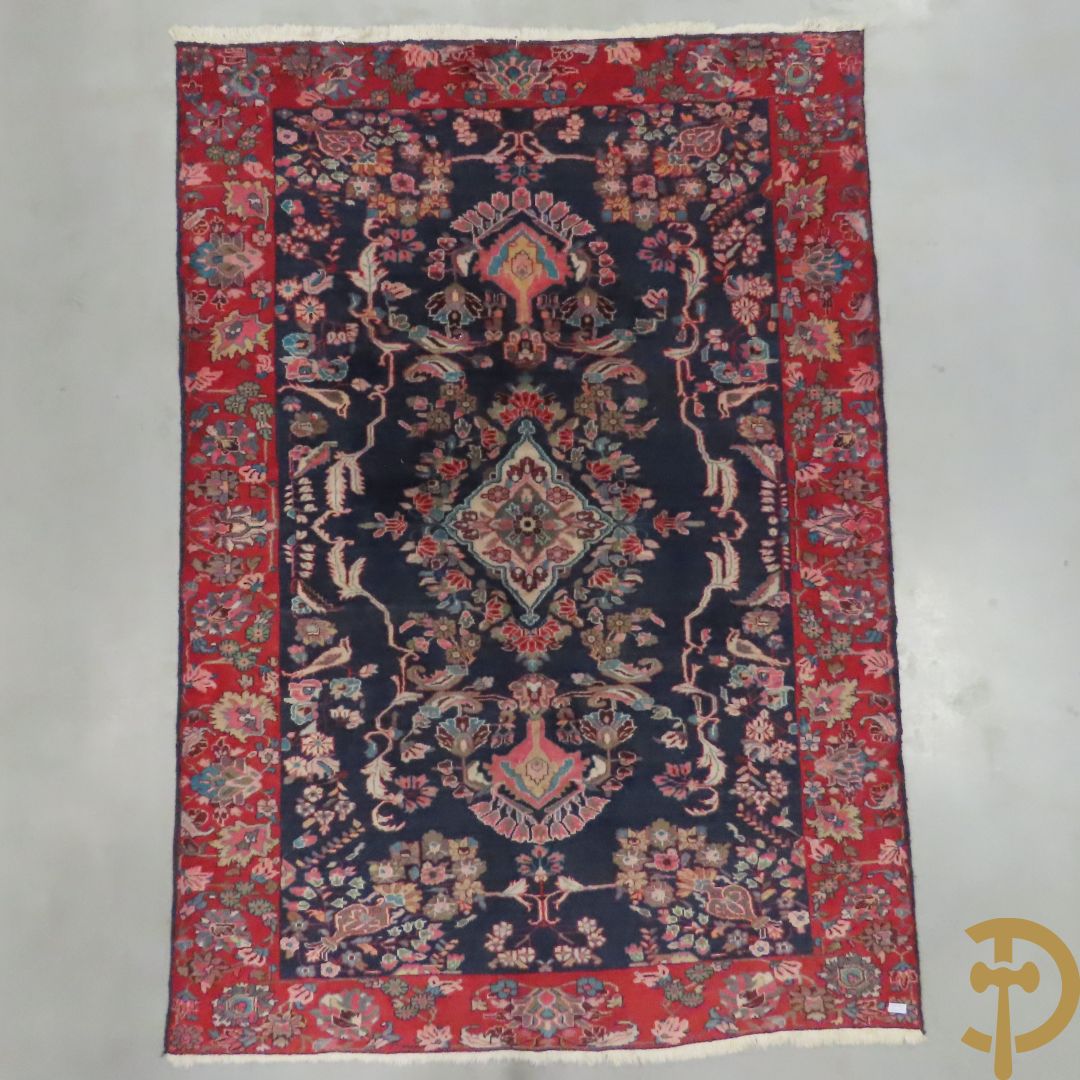 Oosters handgeknoopt tapijt met bloemen en dierenmotieven