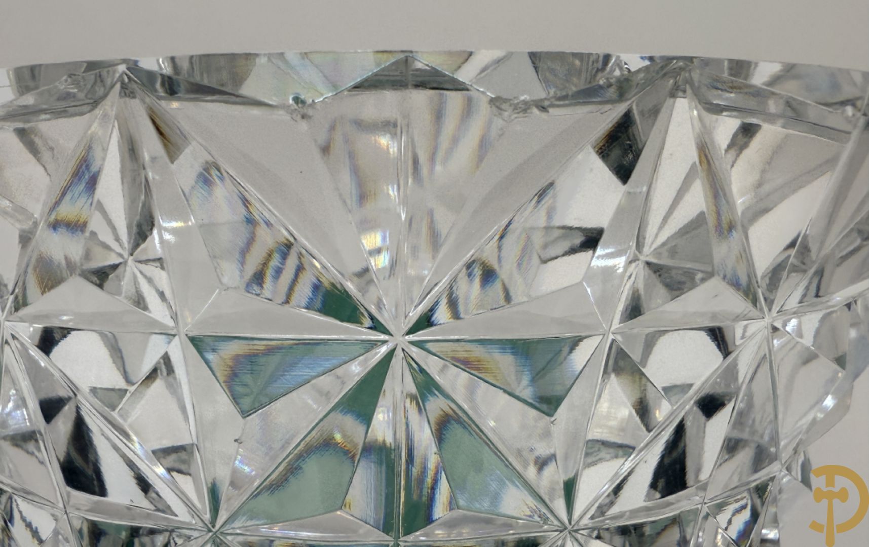 Gekleurde bolvormige kristallen handgeslepen Val-Saint-Lambert vaas, gemerkt 1197 + groene krsitallen Val-Saint-Lambert vaas + rode geslepen Val-Saint-Lambert vaas