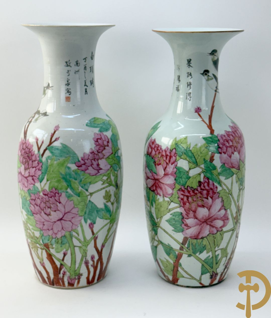 Paar Chinese porseleinen vazen met bloemen- en vogeldecor, achteraan getekend