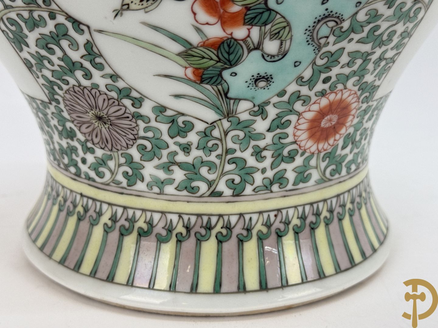 Chinese porseleinen dekselpotiche met bloemendecor