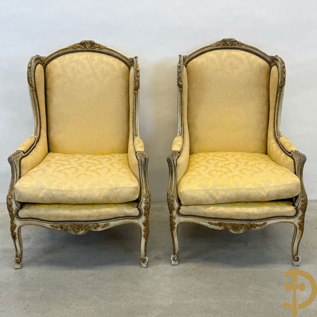Paar Louis XV bergères met wangen, gesculpteerde accanthusranken en bloemenmotieven