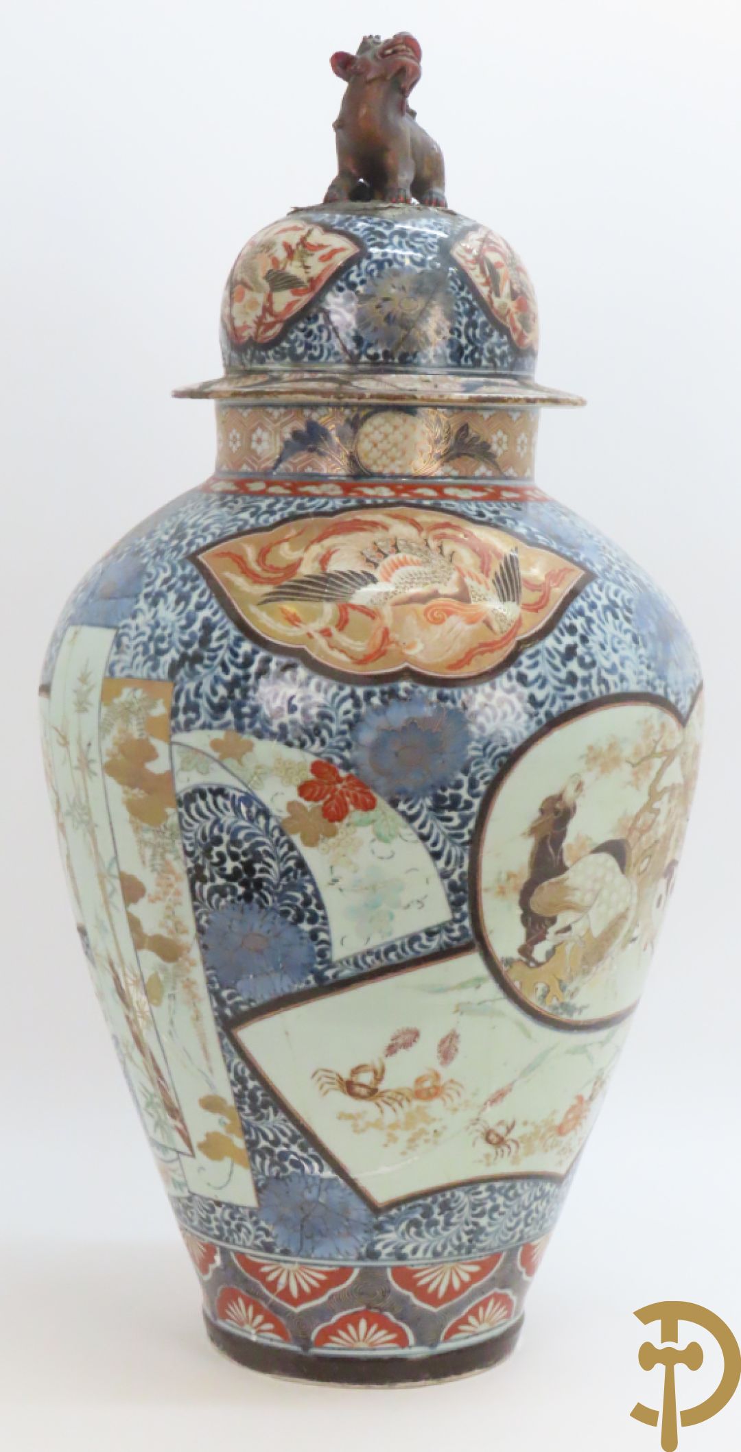 Grote Japanse Imari dekselpotiche bezet met fo hond en natuurtaferelen