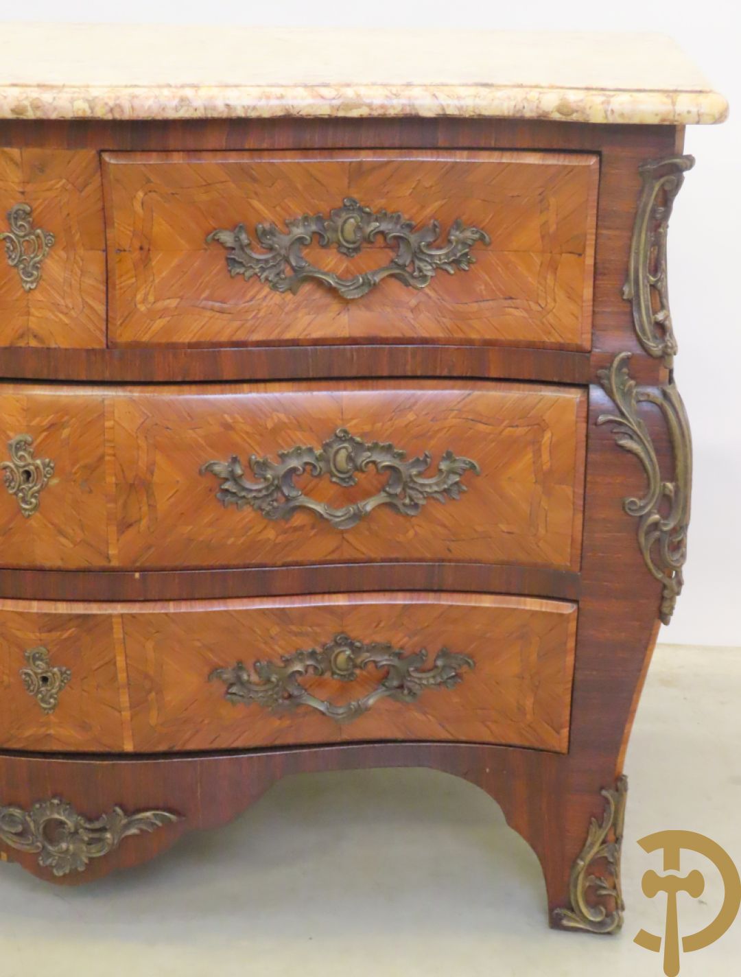 Gegalbeerde vierladencommode met bronsbeslag, marqueterie en marmeren blad