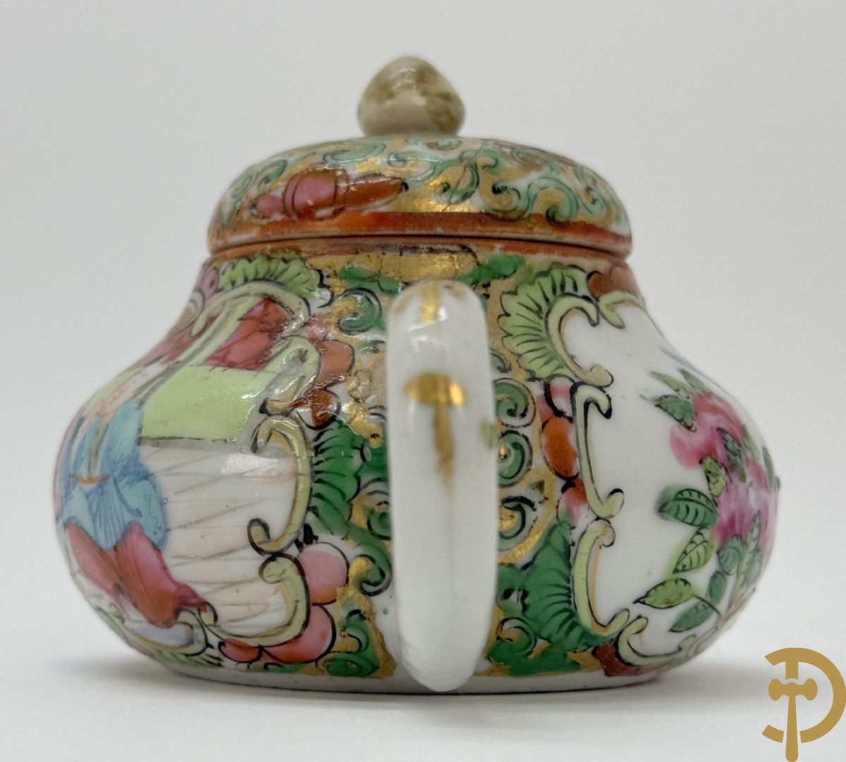 Chinees porseleinen theekannetje met landschapsdecor, vooraan en achteraan Chinese tekens, Republieks periode + kleine Kanton theekan