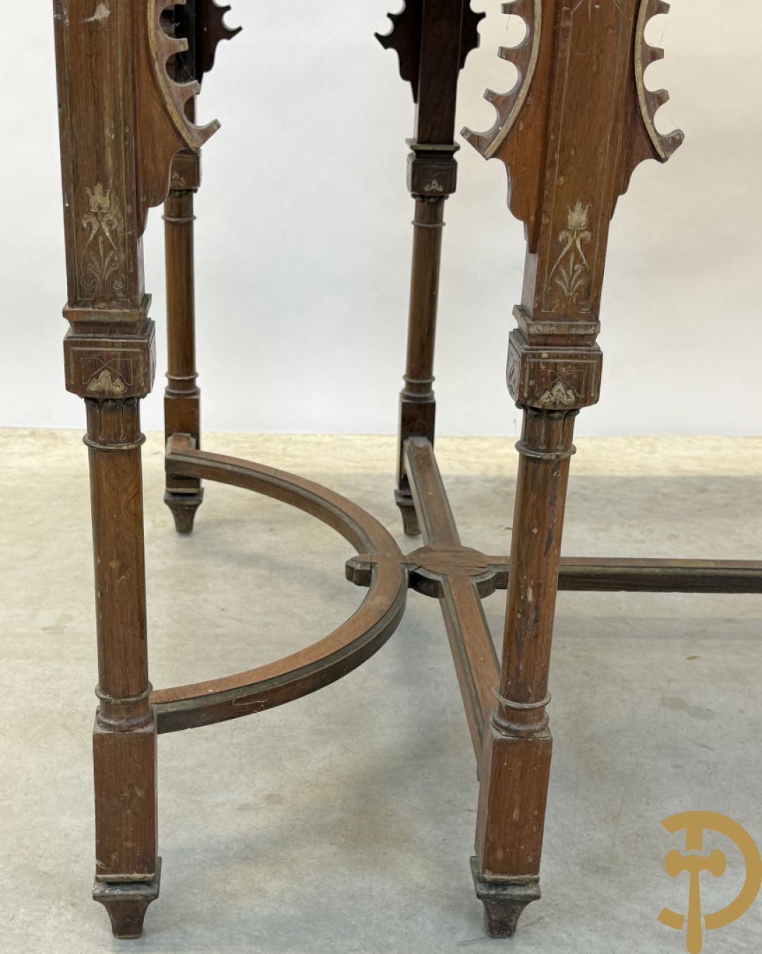 Syrische schrijftafel in exotische houtsoorten met 3 lades op 8 poten met boogvormige en deel vergulde motieven, 19e