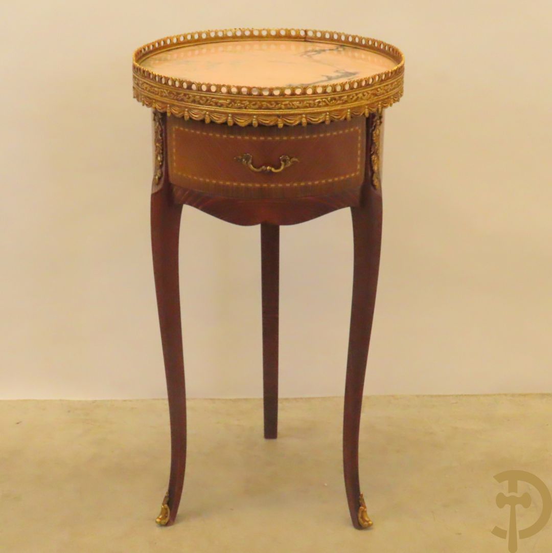 Vergulde notelaren bijzettafel bezet met bronsbeslag en marmeren blad op drie poten