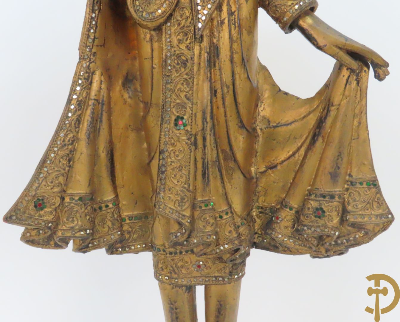 Grote staande vergulde houtgesculpteerde boedha +vergulde  zittende houten boedha met edelsteentjes