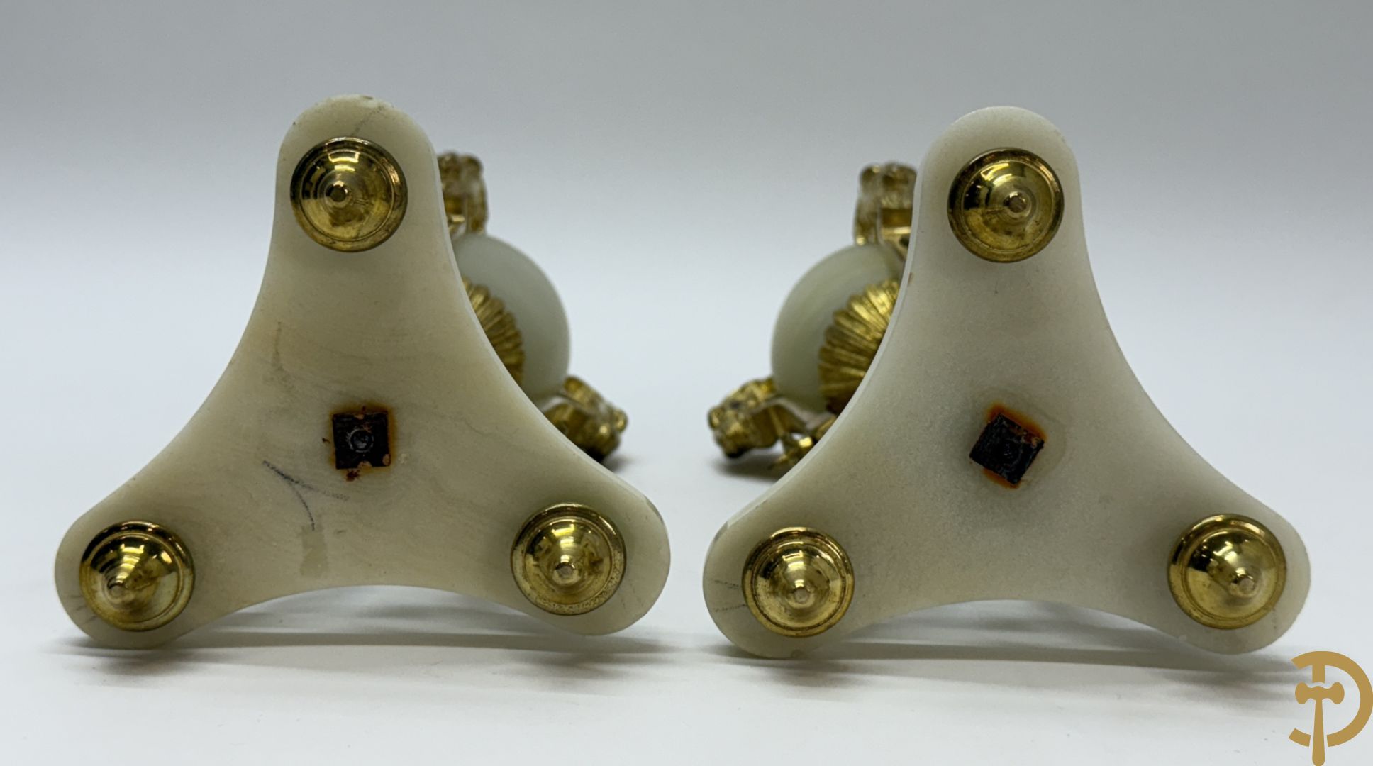 Paar vuurvergulde bronzen cassolettes met onix bezet met bokkepootjes en ramskoppen, bovenaan met flambeau