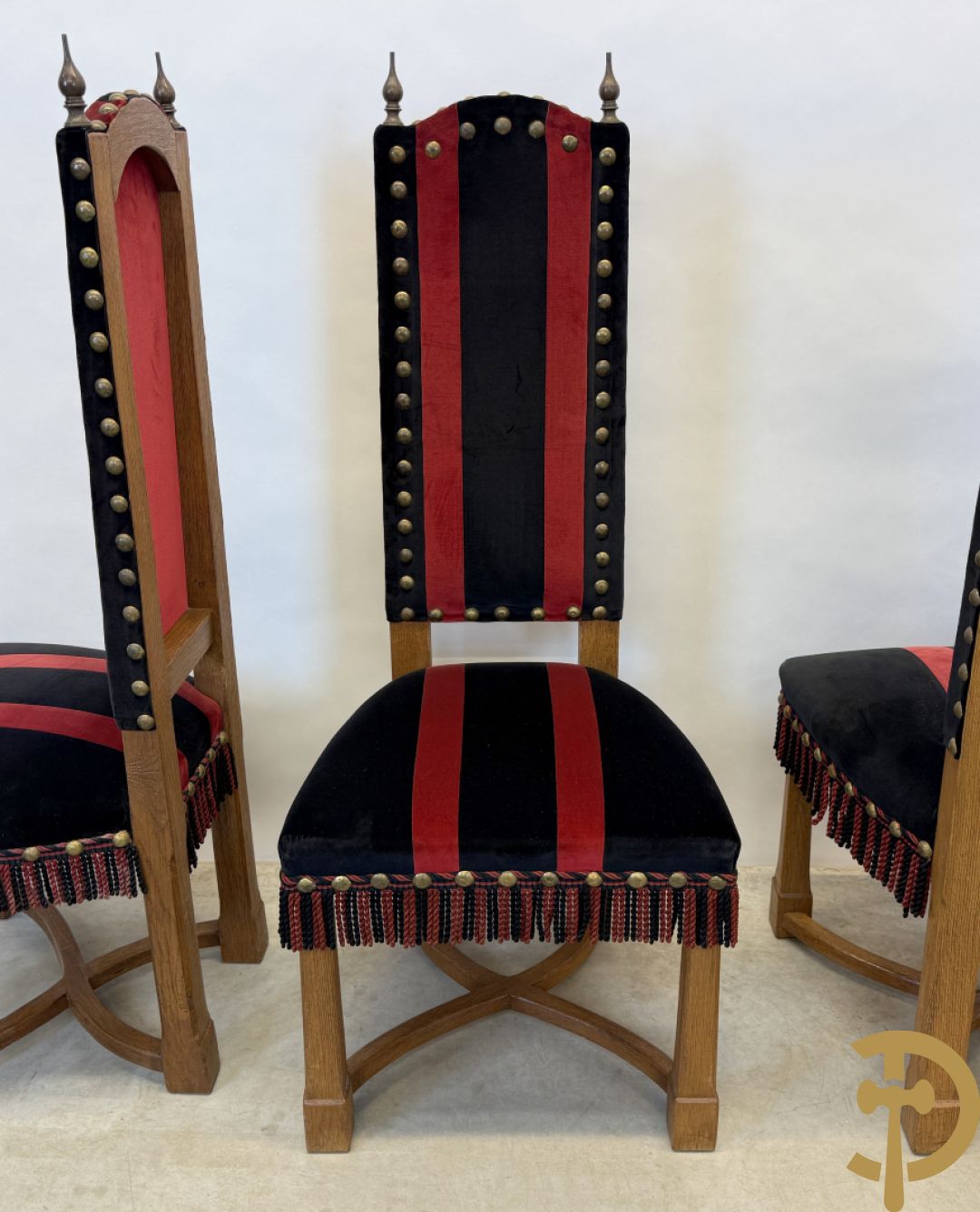 Massief eiken tafel met wangen en smeedijzer verbonden + 6 hoogleunige stoelen + 2 armzetels