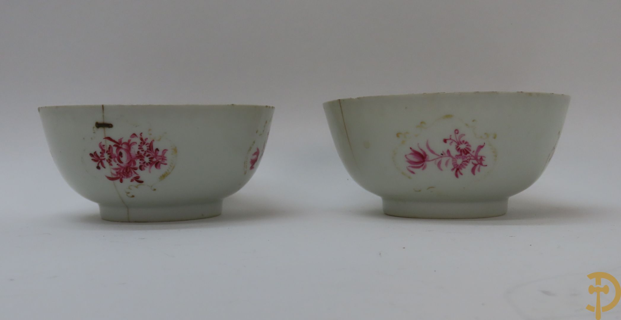 Twee Chinese porseleinen melkkannen + saucière Famille rose + 5 Chinese porseleinen kommetjes (randschilfering en haarlijnen)