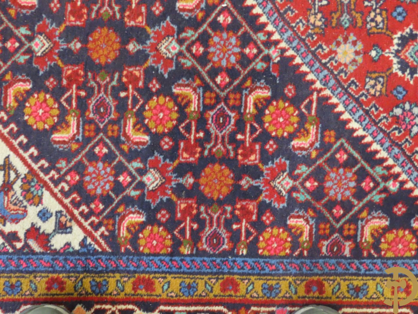 Oosters handgeknoopt tapijt met centraal decor