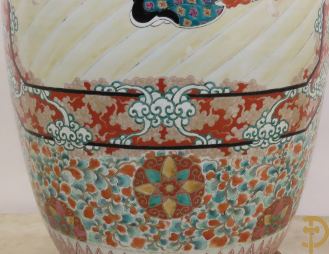 Japanse porseleinen waaiervaas met decor van geisha en krijger, bovenaan met florale motieven