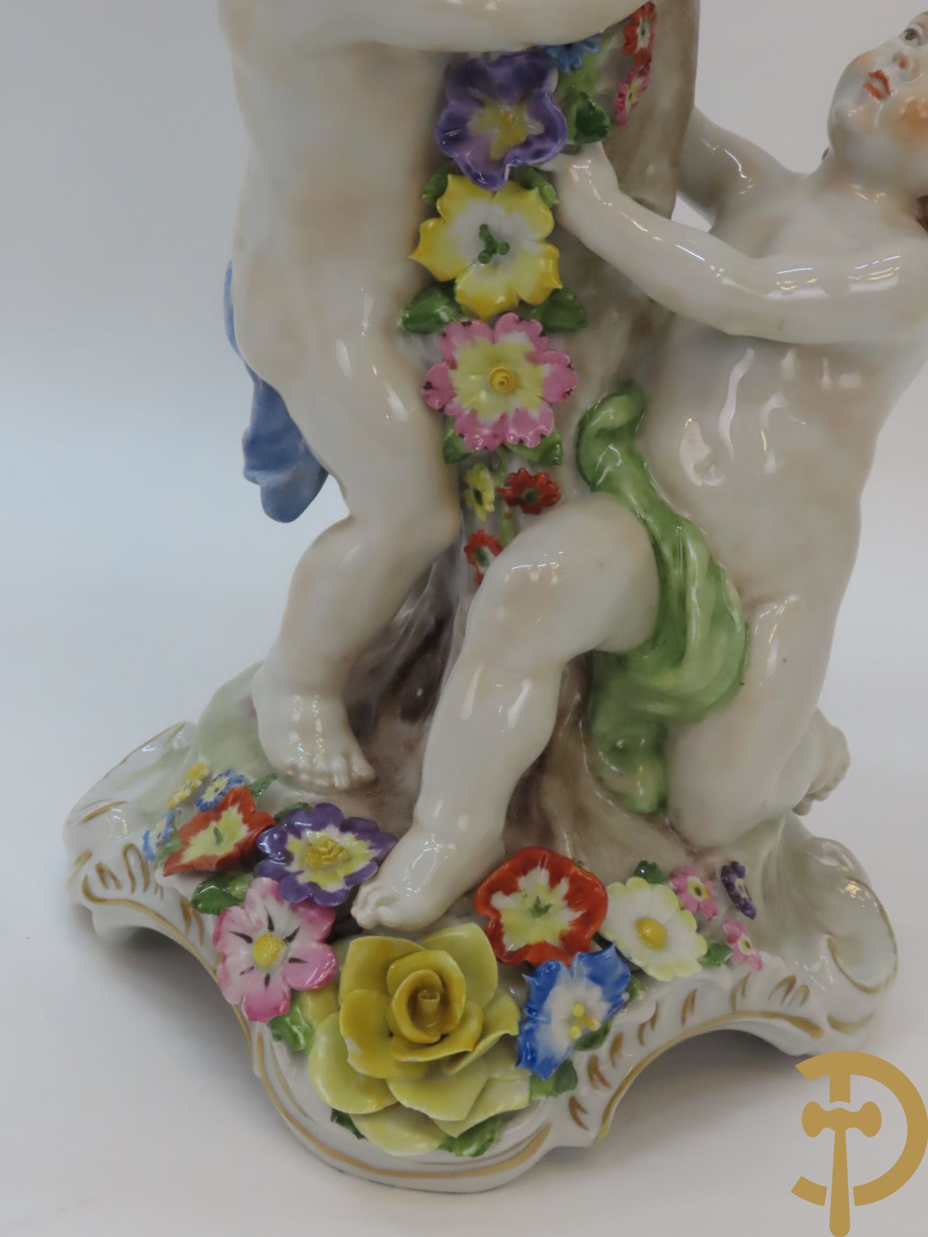 Twee porseleinen vijfarmige kandelaars met cupido