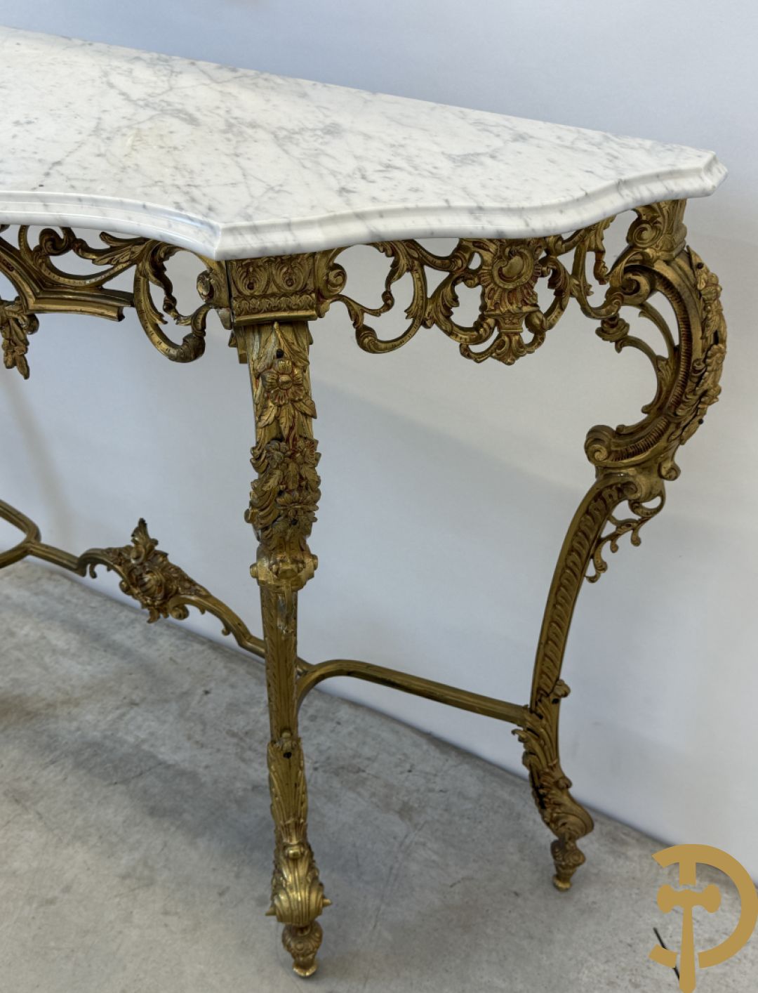 Koperen sierconsole Louis XV stijl met wit marmeren blad op 4 voluutvormige poten + bijhorende spiegel