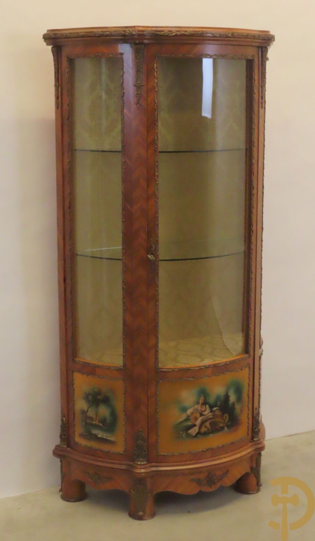 Gebogen notelaren vitrine bezet met bronsbeslag en onderaan met romantisch tafereel