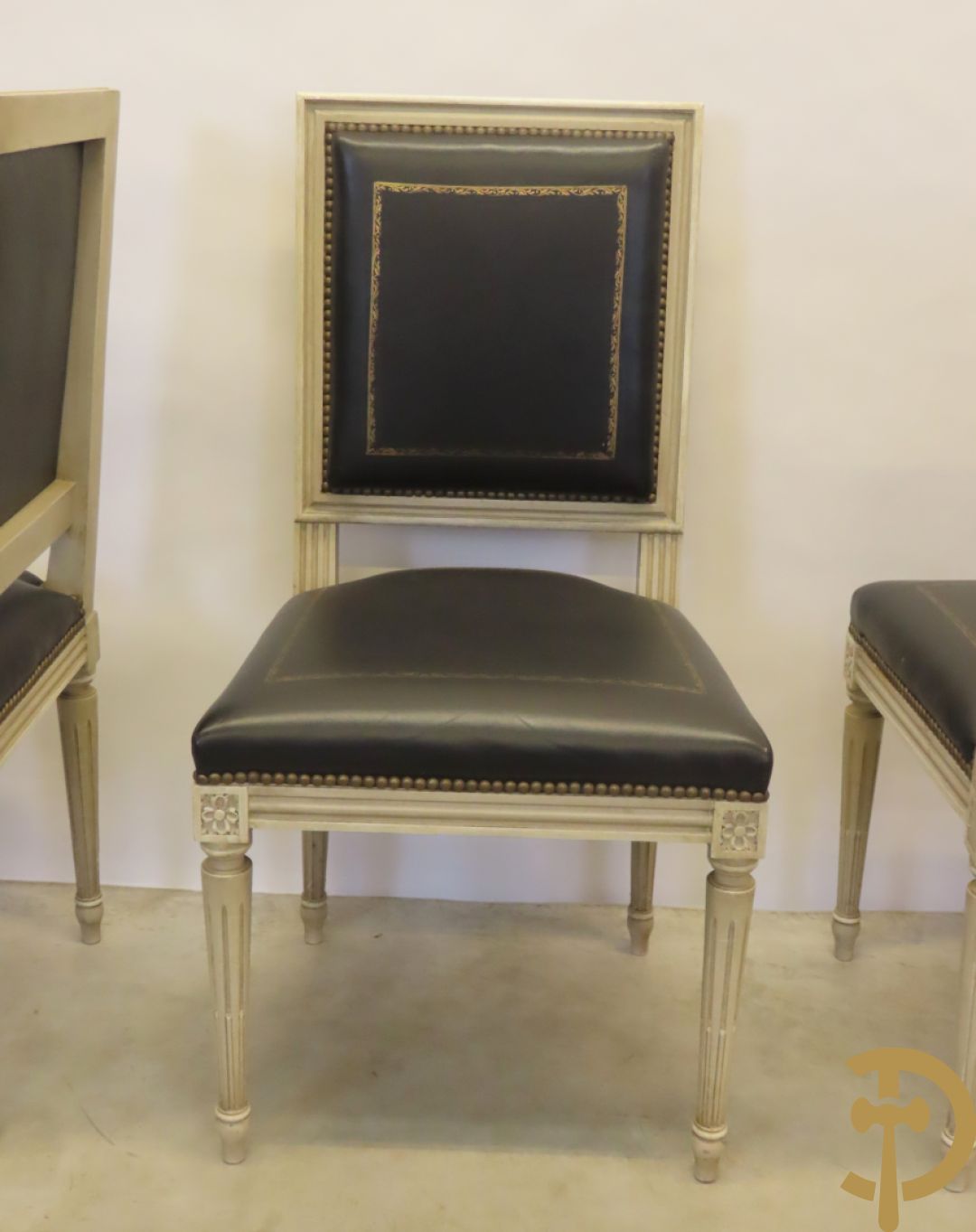 Notelaren eetkamer Louis XVI stijl bestaande uit vijfdeursdressoir met bloemenmarquetterie, bronsbeslag en wit marmeren blad, ovale uittrekbare tafel, 6 stoelen met leder bekleed en gegalbeerde vitrine met geslepen ruitjes