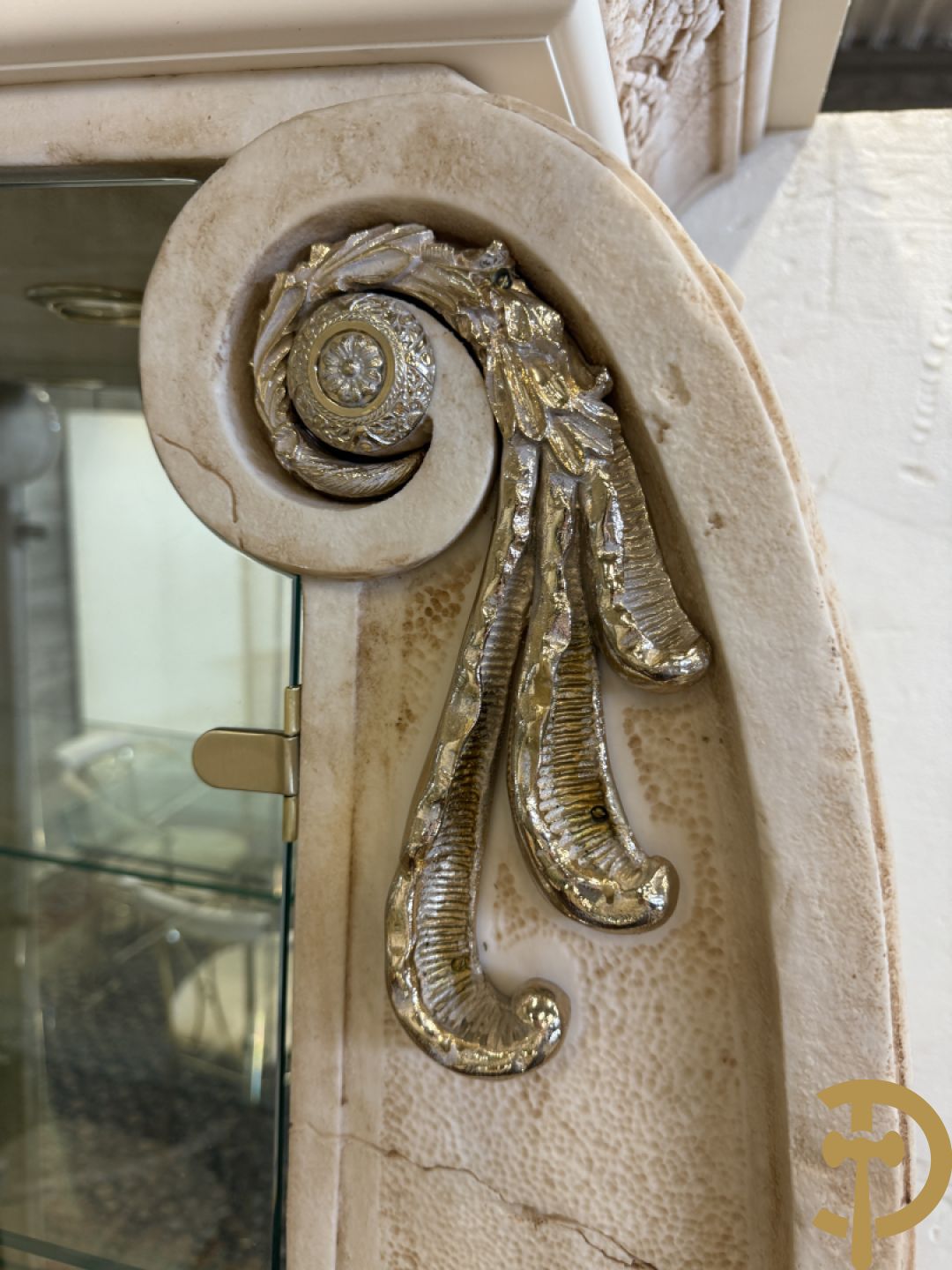 Uitzonderlijke eetkamer bestaande uit dressoir met 4 deuren en 2 lades op voluutvormig onderstel met rocailles opzij en boven met spiegel + bijhorende vitrine + console + spiegel + tafel op voluutvormig onderstel + 6 bijhorende armzetels met koperen frame - uniek ontwerp door de firma Vidal Grau Spaanse makelij, begin jaren 