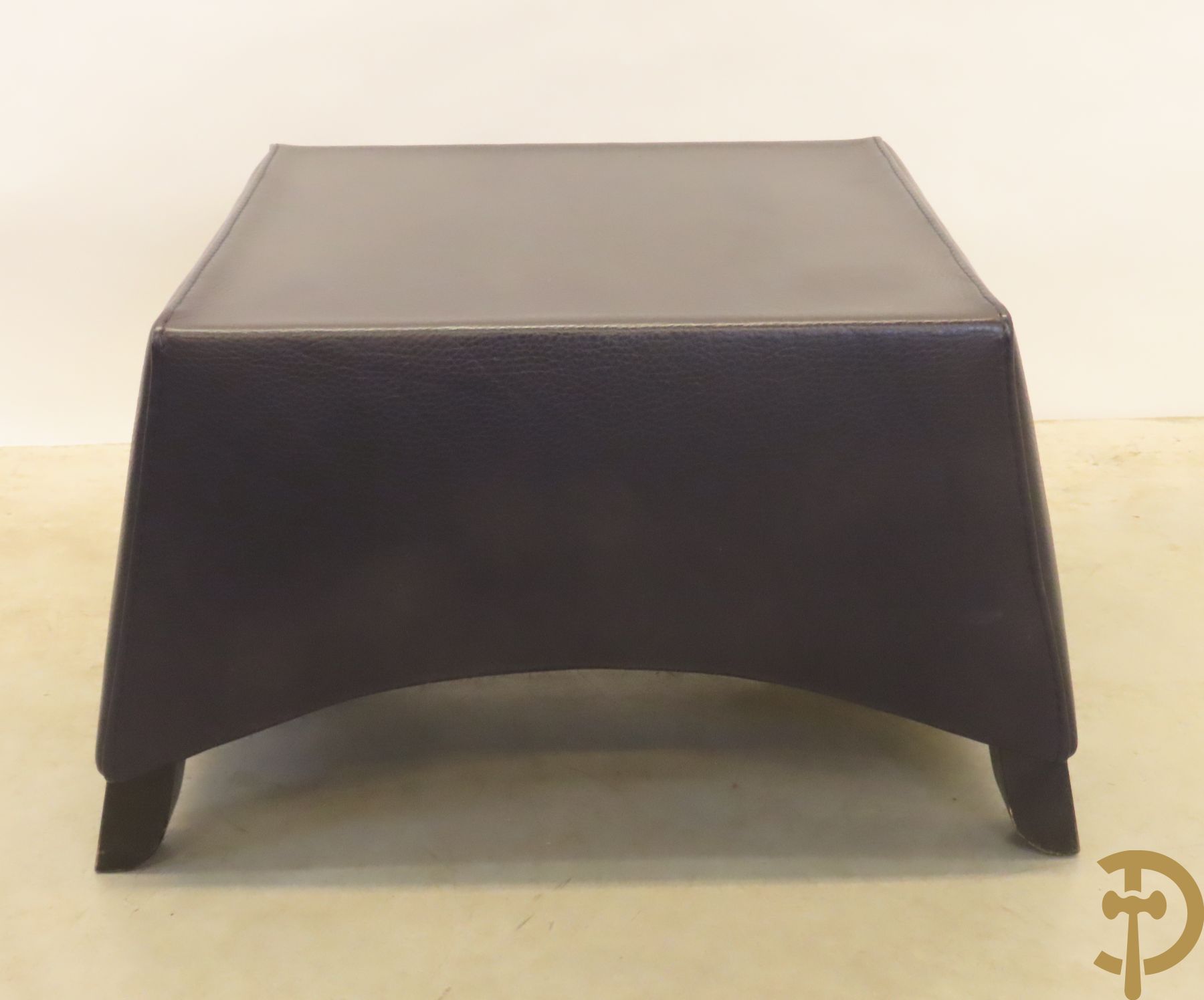 Blauw lederen salonensemble Durlet bestaande uit driezit, 2 fauteuils, 2 voetbankjes en bijzettafeltje met leder overtrokken