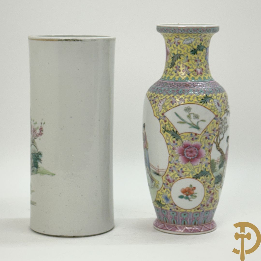 Chinese porseleinen rolvaas met damesdecor, getekend + Chinese porseleinen republieksvaas met damesdecor