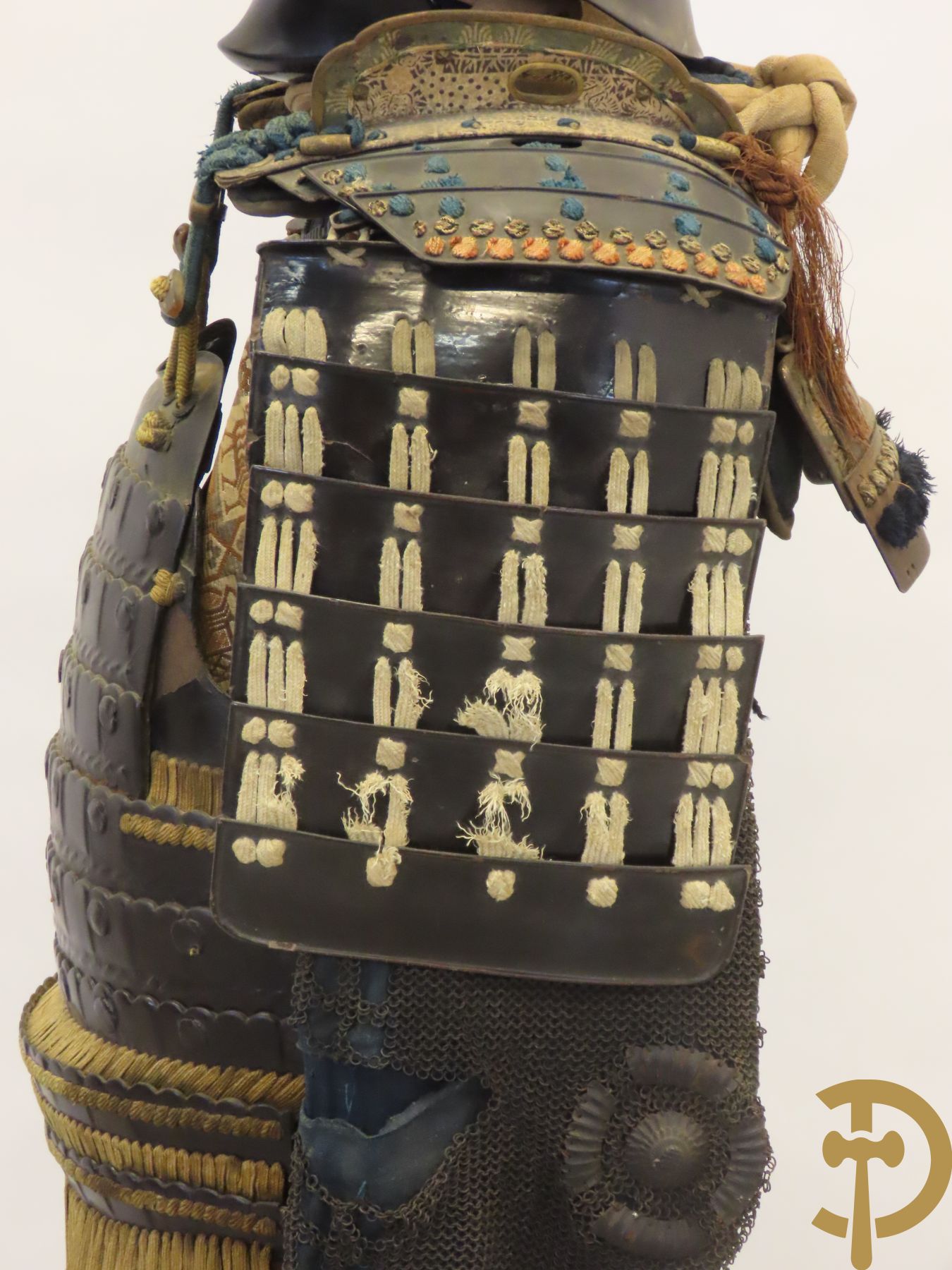 Aziatische antieke samurai uitrusting met helm gemonteerd op statief - type Okegawa Gusoku van ijzer en Kusari in leder.