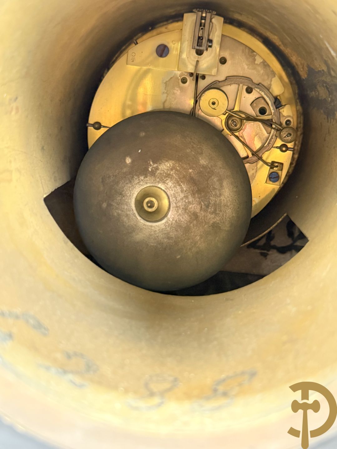 CLODION getekend - Paar elegante bronzen dames met tambour en fruit, geflankeerde door jonge faune, op marmeren klokstel - opgebouwd als garnituur met 2 kandelaars met bronzen kindjes dragende een toorts met bloemen en kaarsen