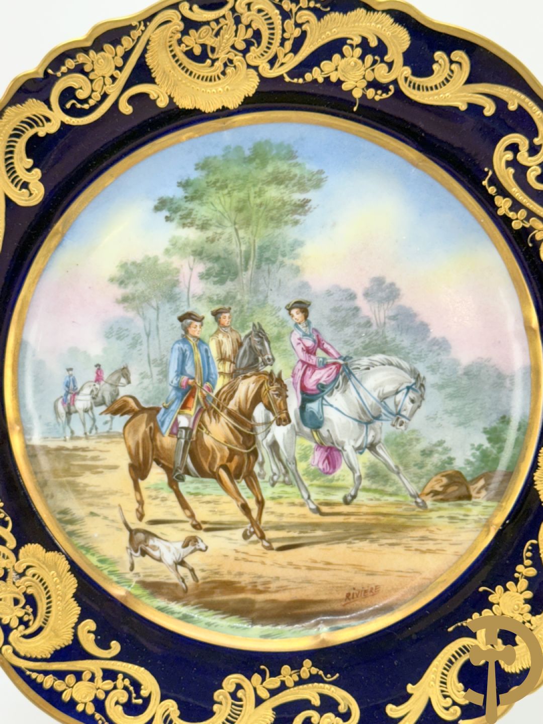 Paar porseleinen borden met ruitertafereel met vergulde omranding, getekend Rivière en Bourdier P., achteraan gemerkt met gekruiste pijlen