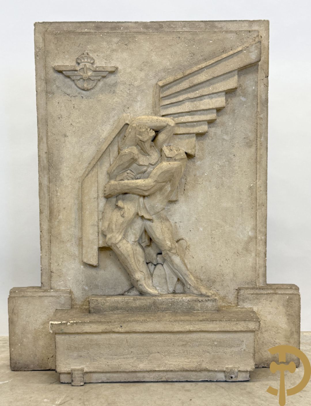 WILLAERT getekend - Gestyleerd Art Deco basrelief met Icarus en vliegenierssymbool in beton
