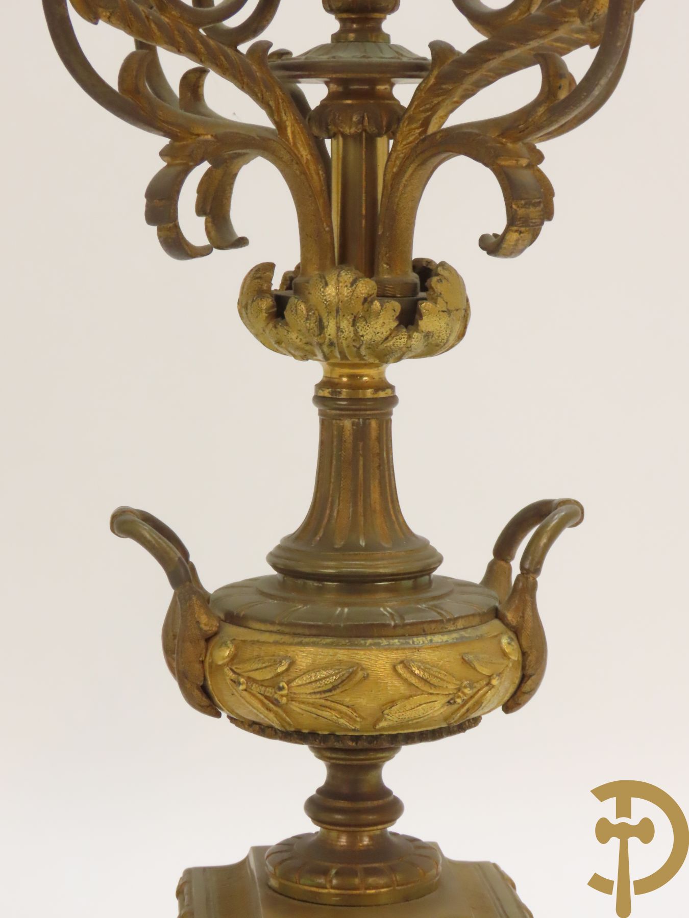 Paar bronzen kandelaars bovenaan bekroond met amfoor en pijlenkoker