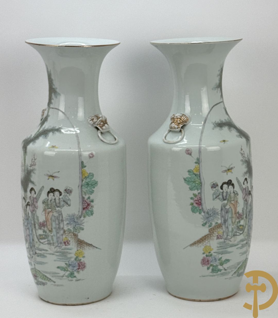 Paar Chinese porseleinen vazen met decor van dames in landschap