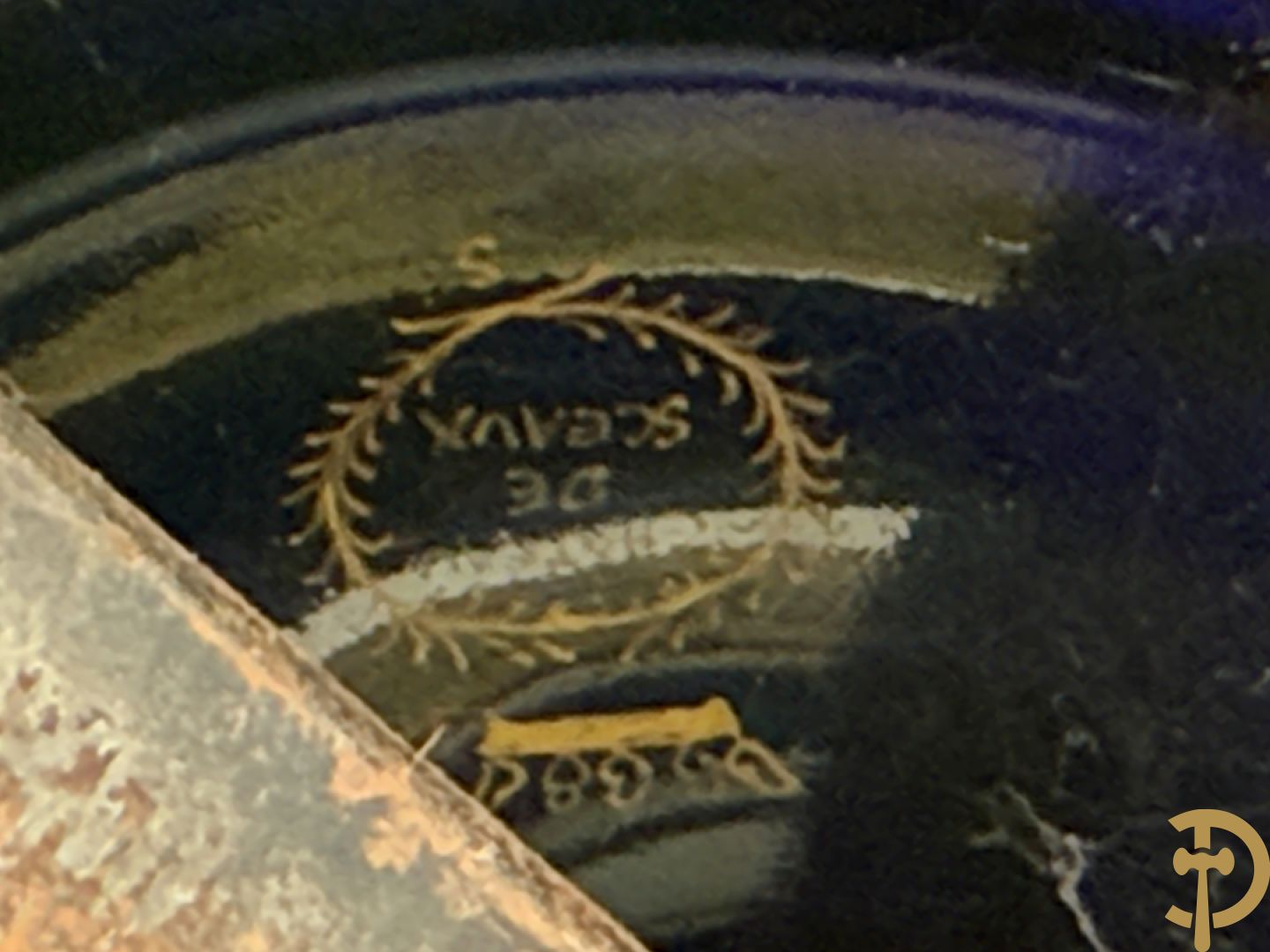 Paar porseleinen Sèvres cassolettes met handbeschilderd romantisch decor op blauwe fond, zijdelings met bronzen zwanen, Chateaux de Sceaux  gemerkt onderaan, Missant J. getekend