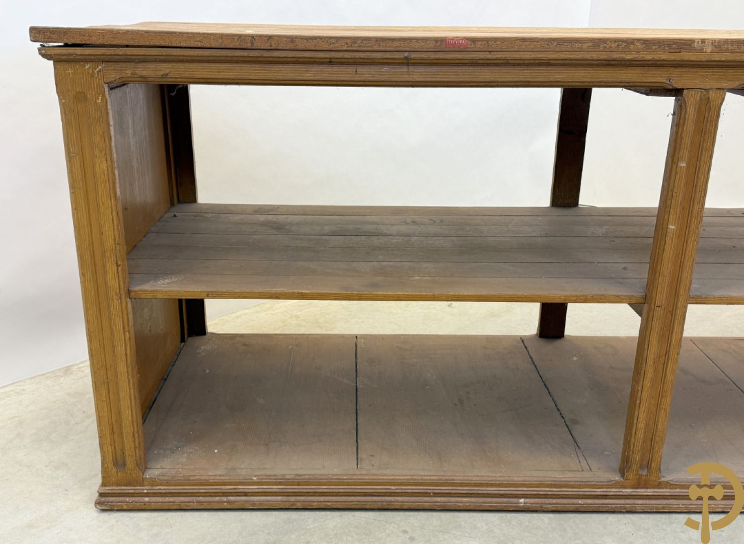 Pine winkeltoog met étagère in faux bois beschilderd