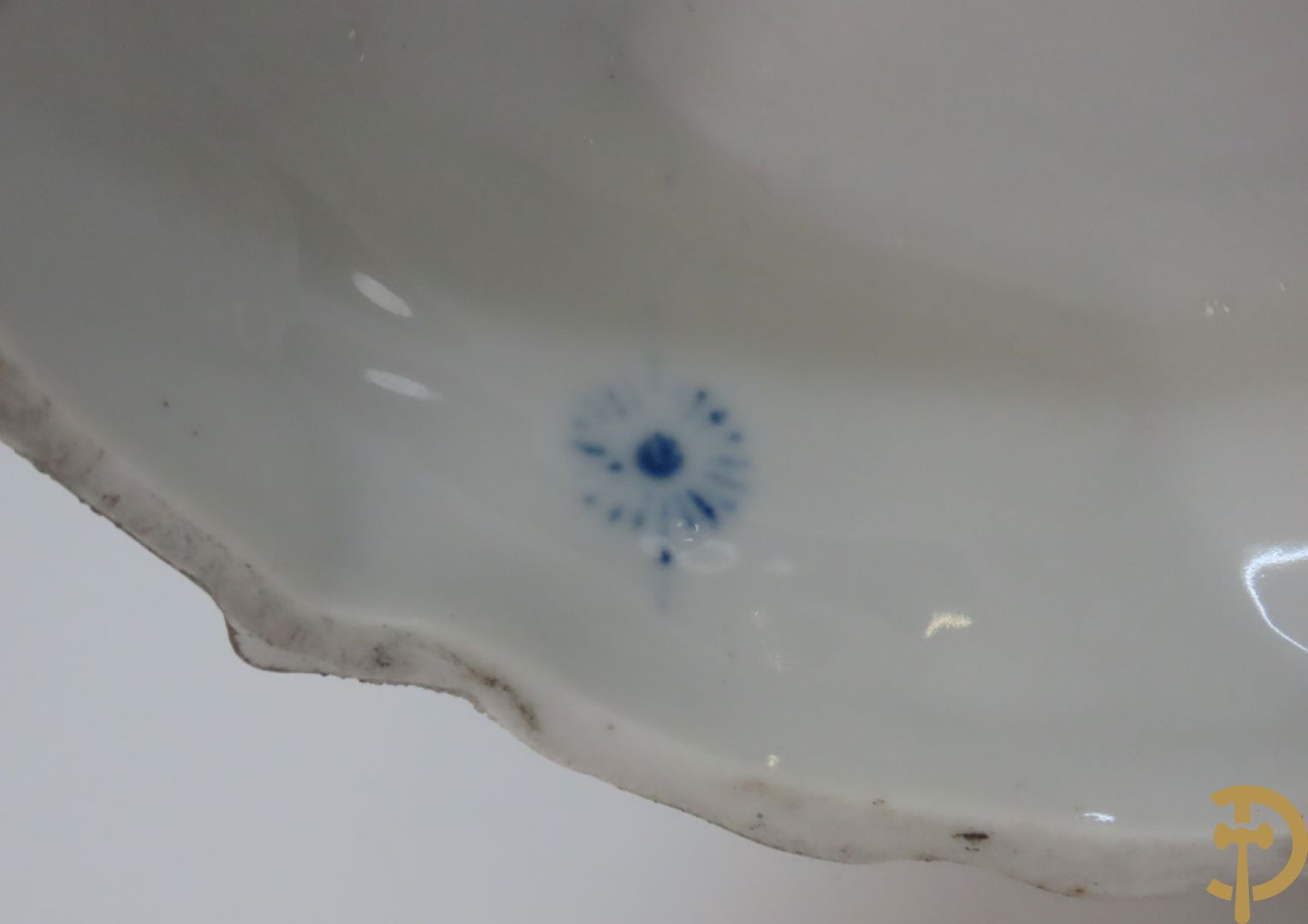 Paar meerkleurige porseleinen beelden van romantisch koppel , onderaan gemerkt