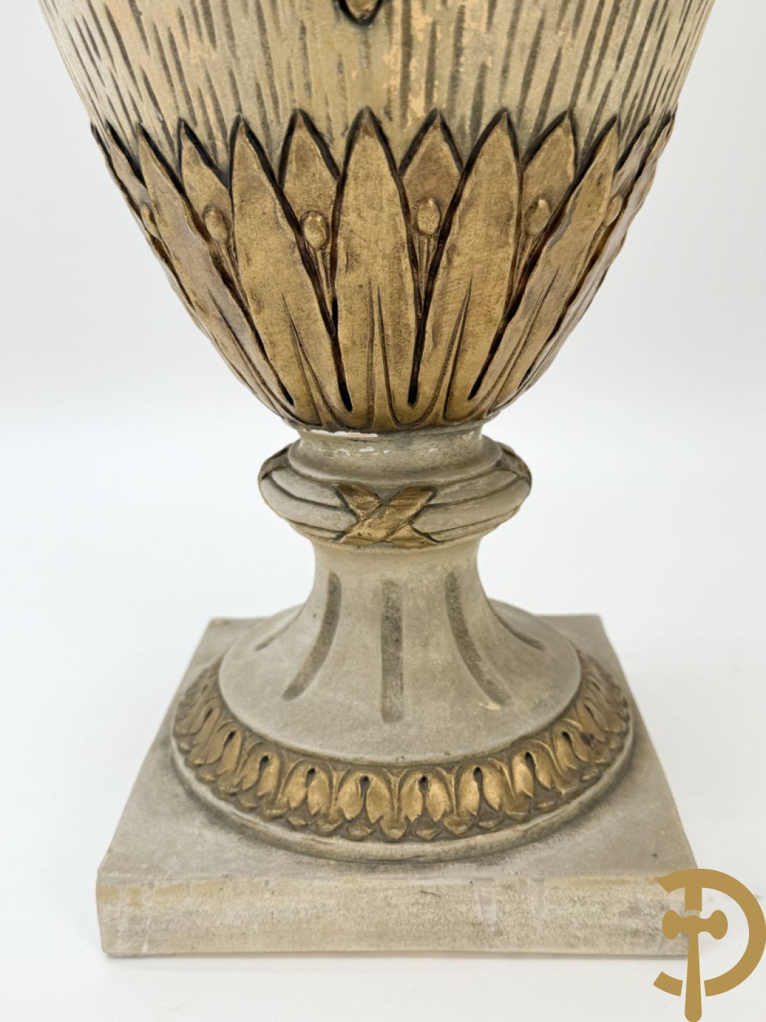 Paar cassolettes in composiet met vergulde Louis XVI motieven