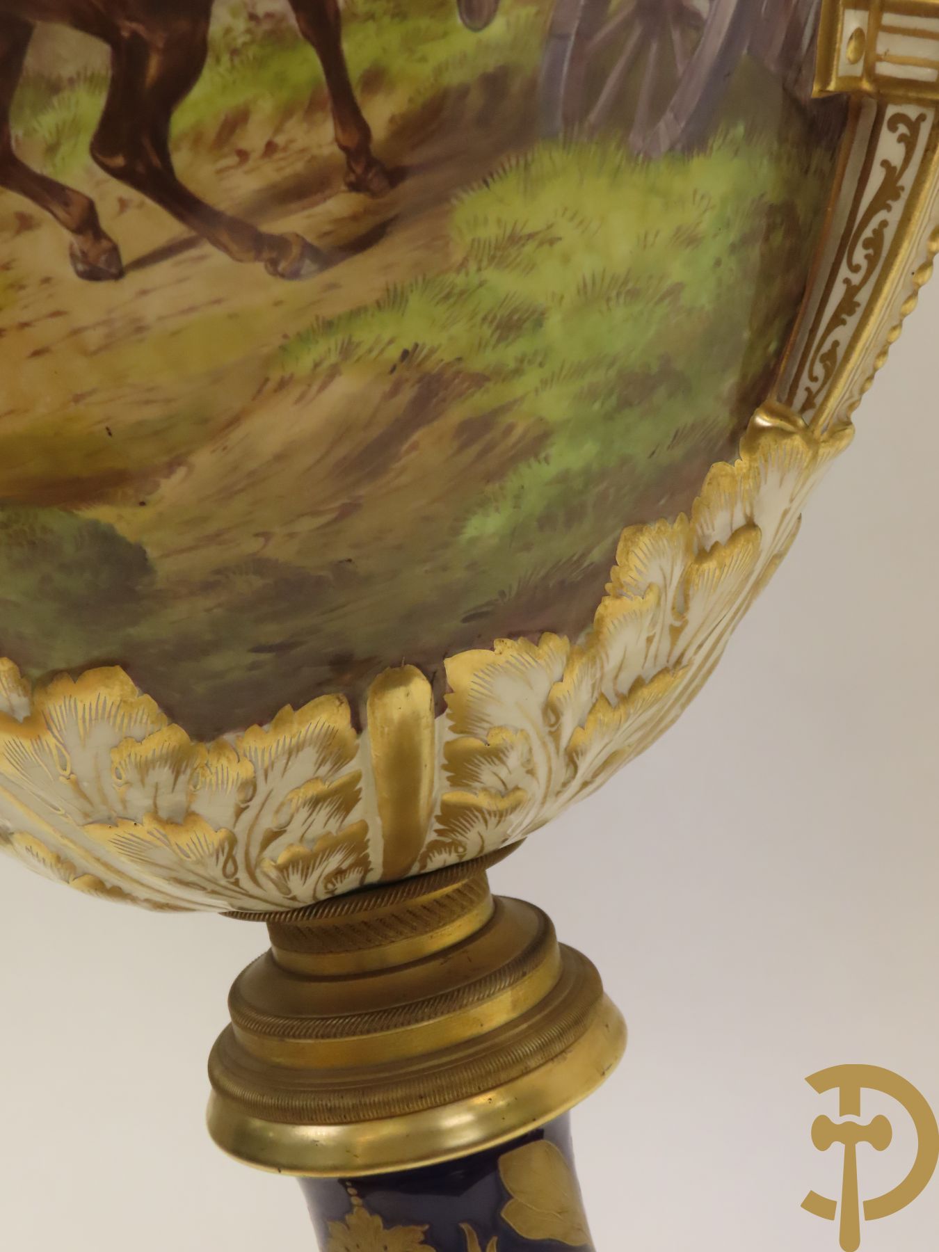 Grote porseleinen Sèvres vaas met dubbel decor van cavalerie, slagveldtaferelen en zicht op kasteel, DESPREZ H. getekend in het decor - bovenaan met verguld decor en zijdelings met bronzen oren en accanthusranken - deksel met Sèvres merkteken - op vierkante bronzen sokkel met klauwepoten