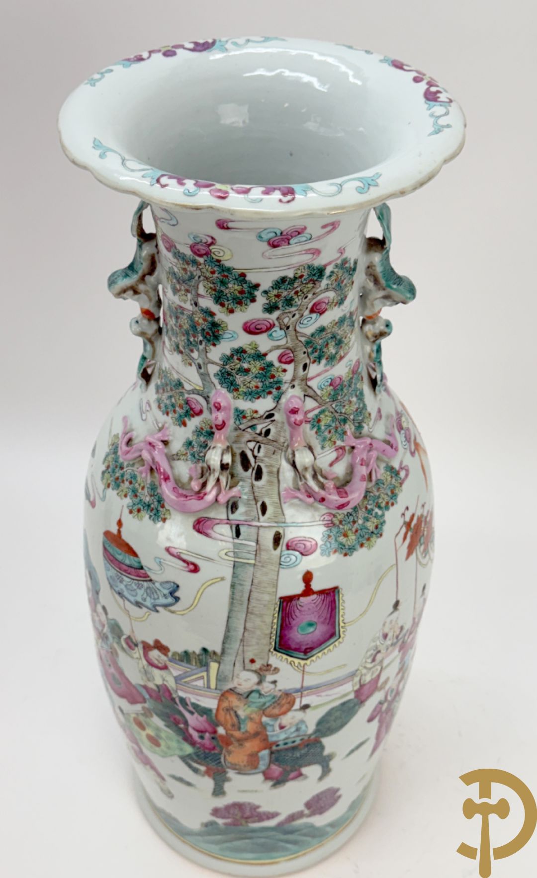 Chinese porseleinen vaas met dubbel decor van dieren, personages, dames en kinderen