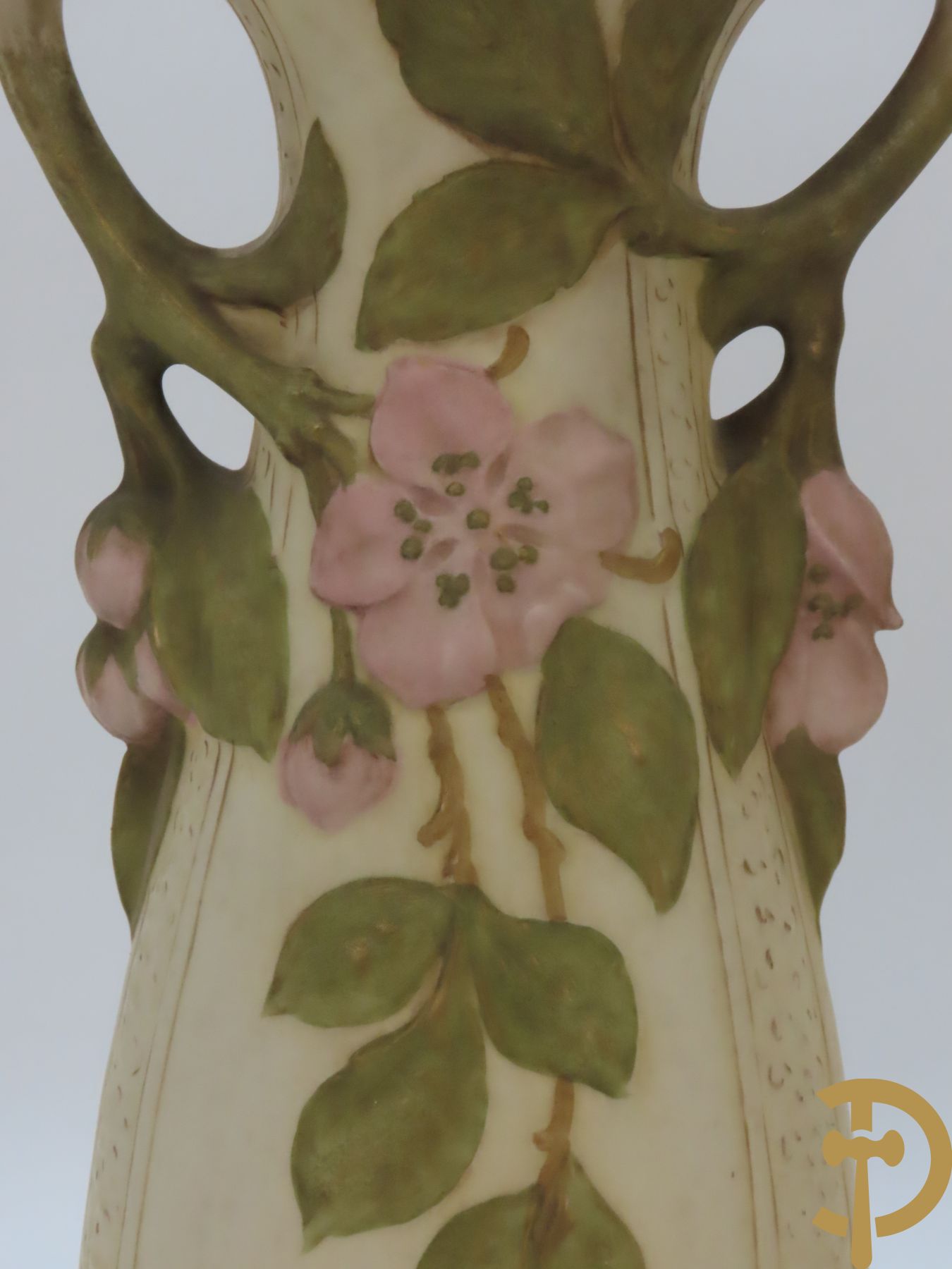 Paar Royal Dux vazen, Art Nouveau stijl, met bloemen bezet, Nummer 5505