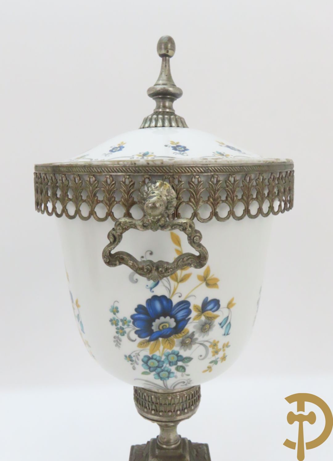 Twee porseleinen Stijl Sèvres cassolettes + dekselpotiche met bloemendecor + vijfarmige kandelaar Sèvres stijl, ACF