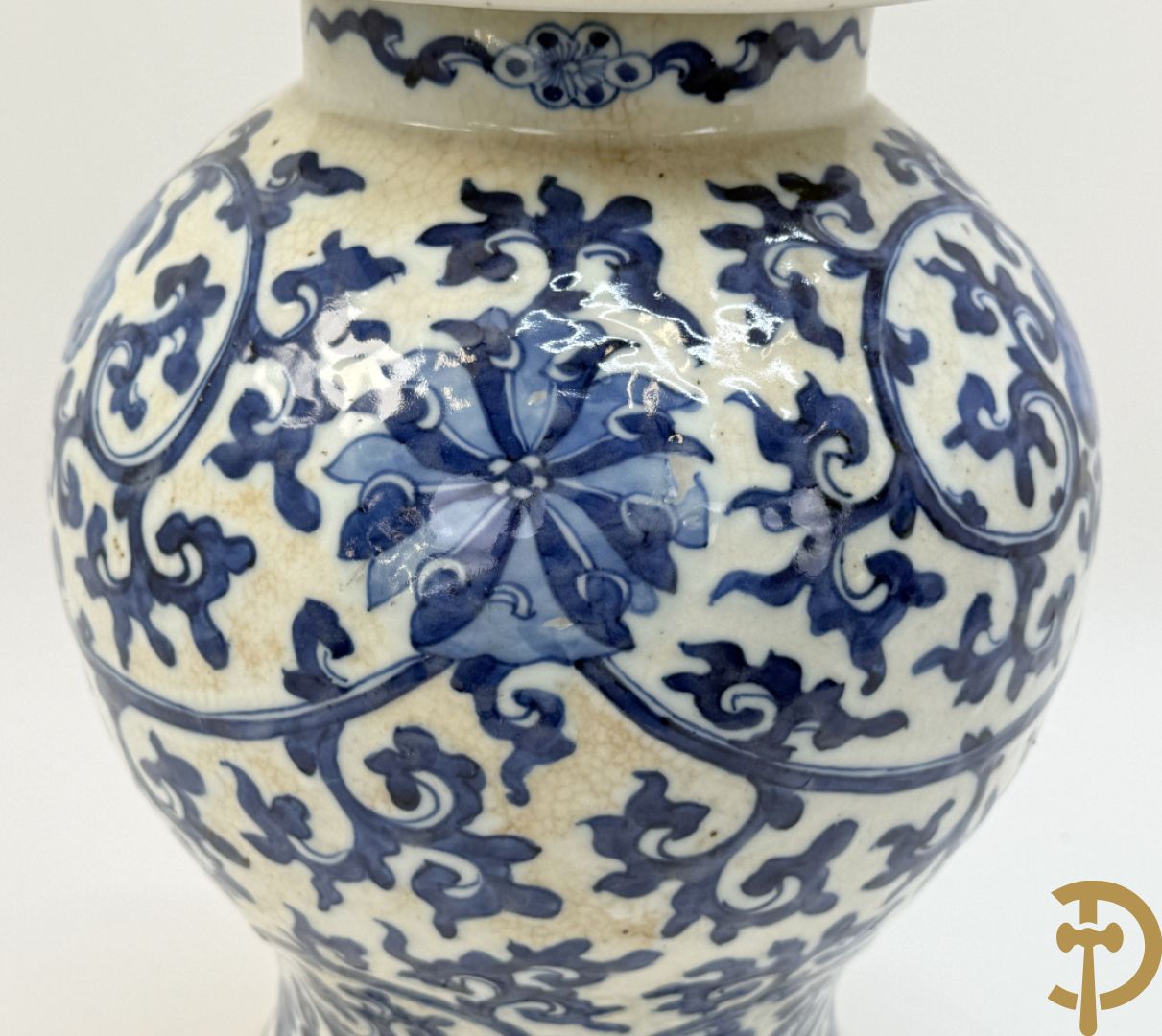 Paar Chinese dekselpotiches in blauw wit porselein met bloemendecor en accanthusranken