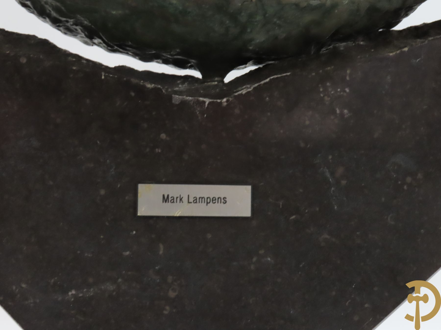 LAMPENS Mark getekend op arduinene sokkel - Kegelvormige bronssculptuur met grillig rolwerk