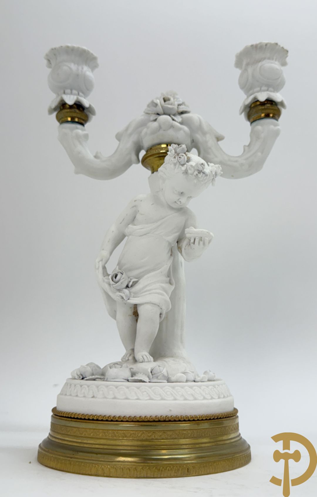 Paar biscuit kandelaars met cupido