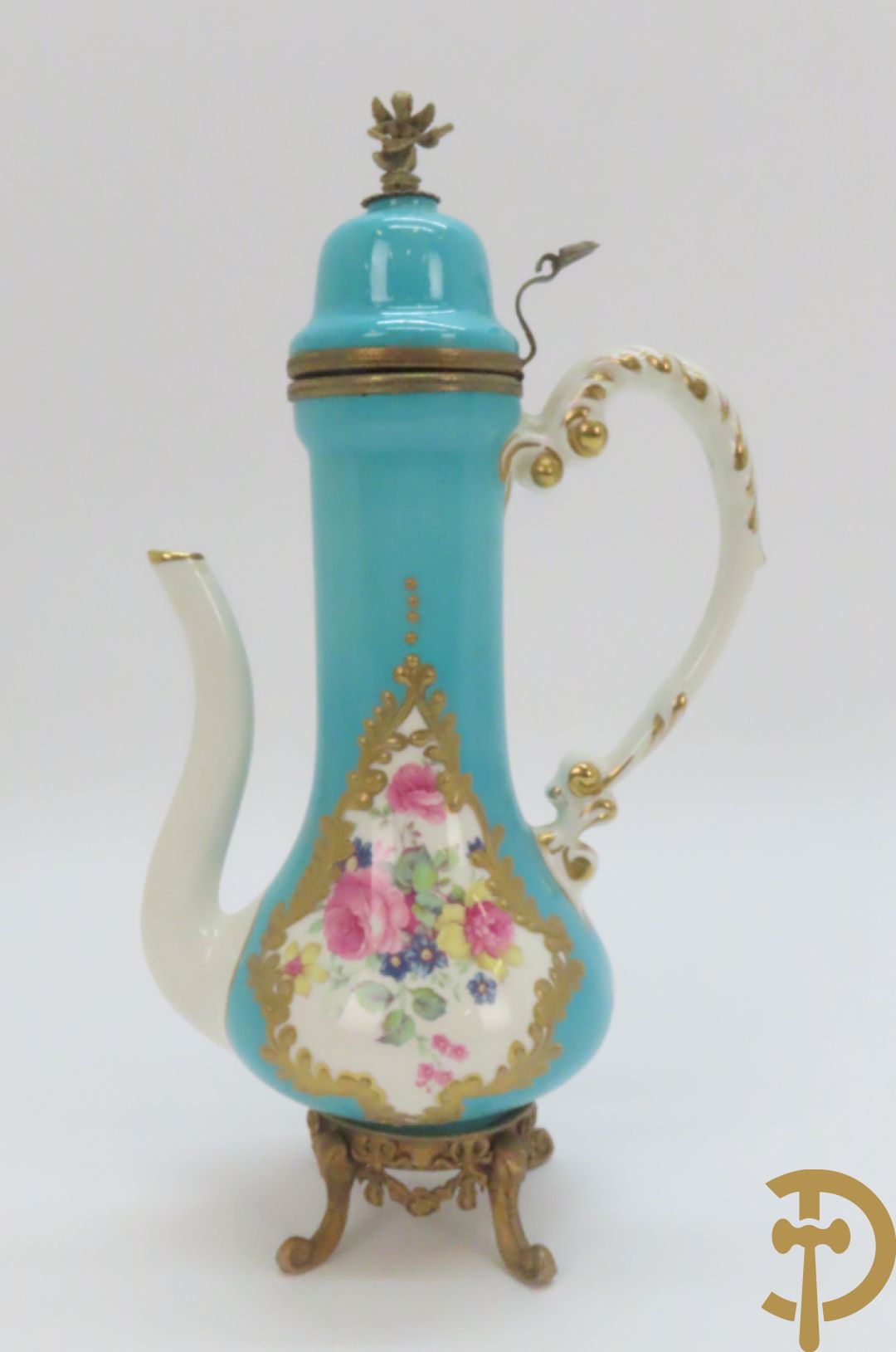 Driearmige porseleinen kandelaar met bloemenmotieven, onderaan gemerkt Plaue + porseleinen coupe Plaue + Limoges schenkkan met bloemendecor