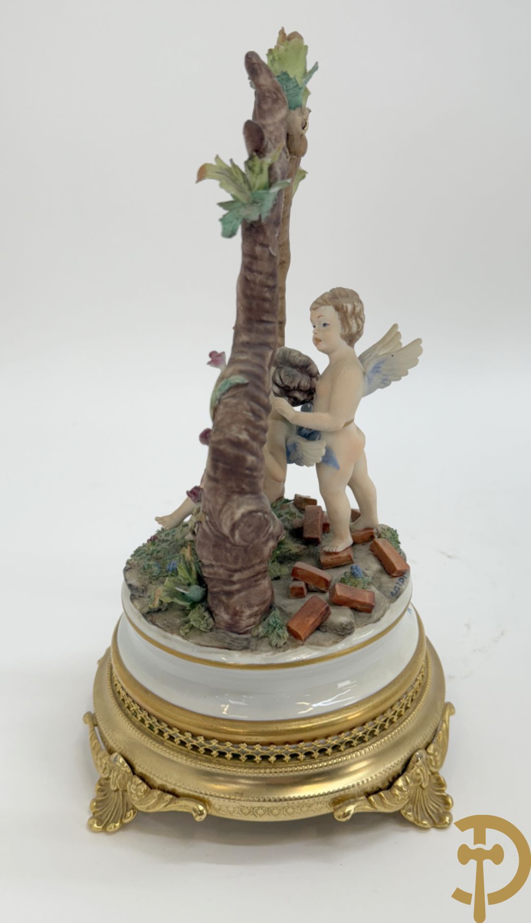 Zes porseleinen groepen Capo di Monte : Paarden met koets, oude man op bank, dame met kinderen, cupido