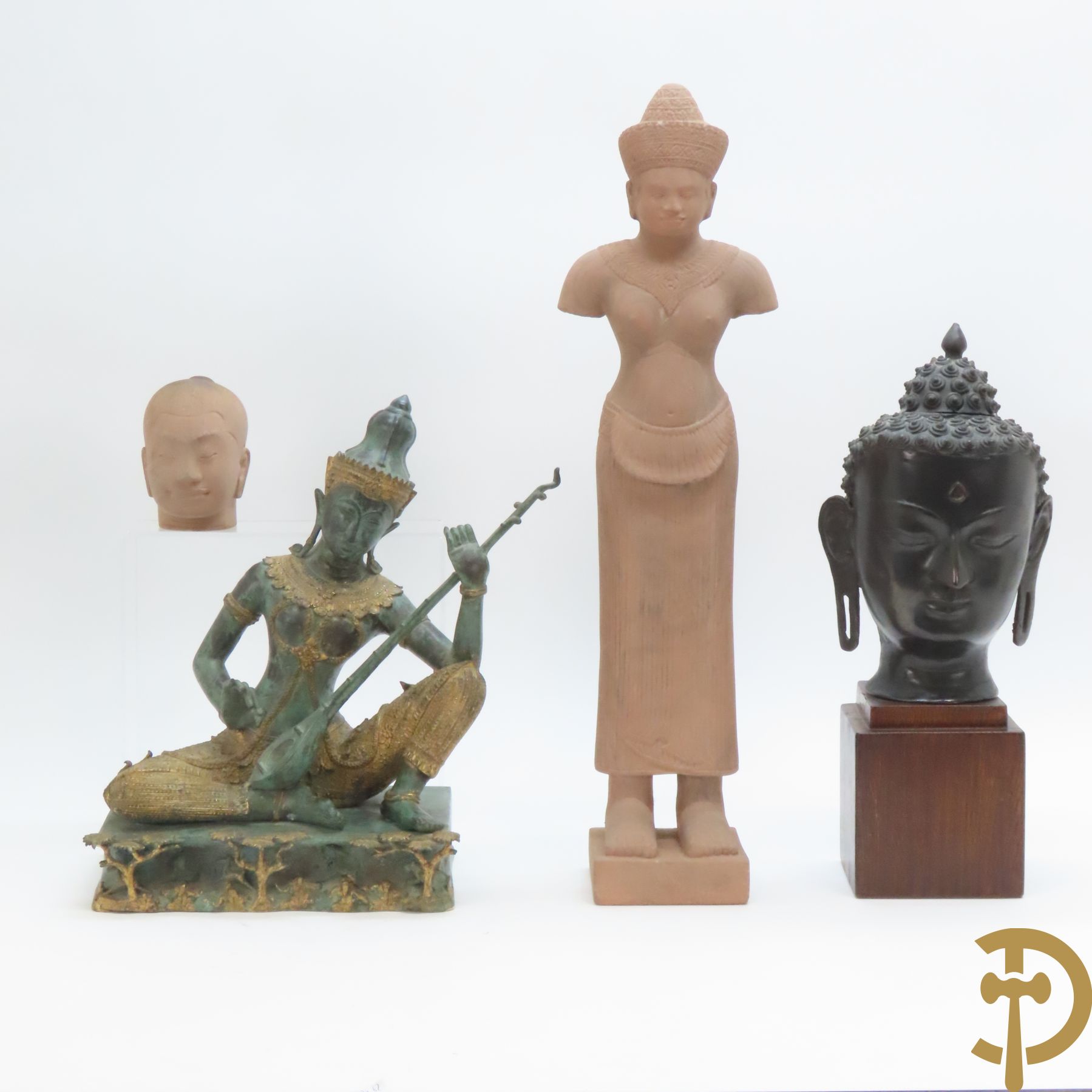 Bronzen boedhahoofd op sokkel + bronzen boedhistische figuur met snaarinstrument + stenen Khmer van boedhistisch figuur + stenen Kmer kopje